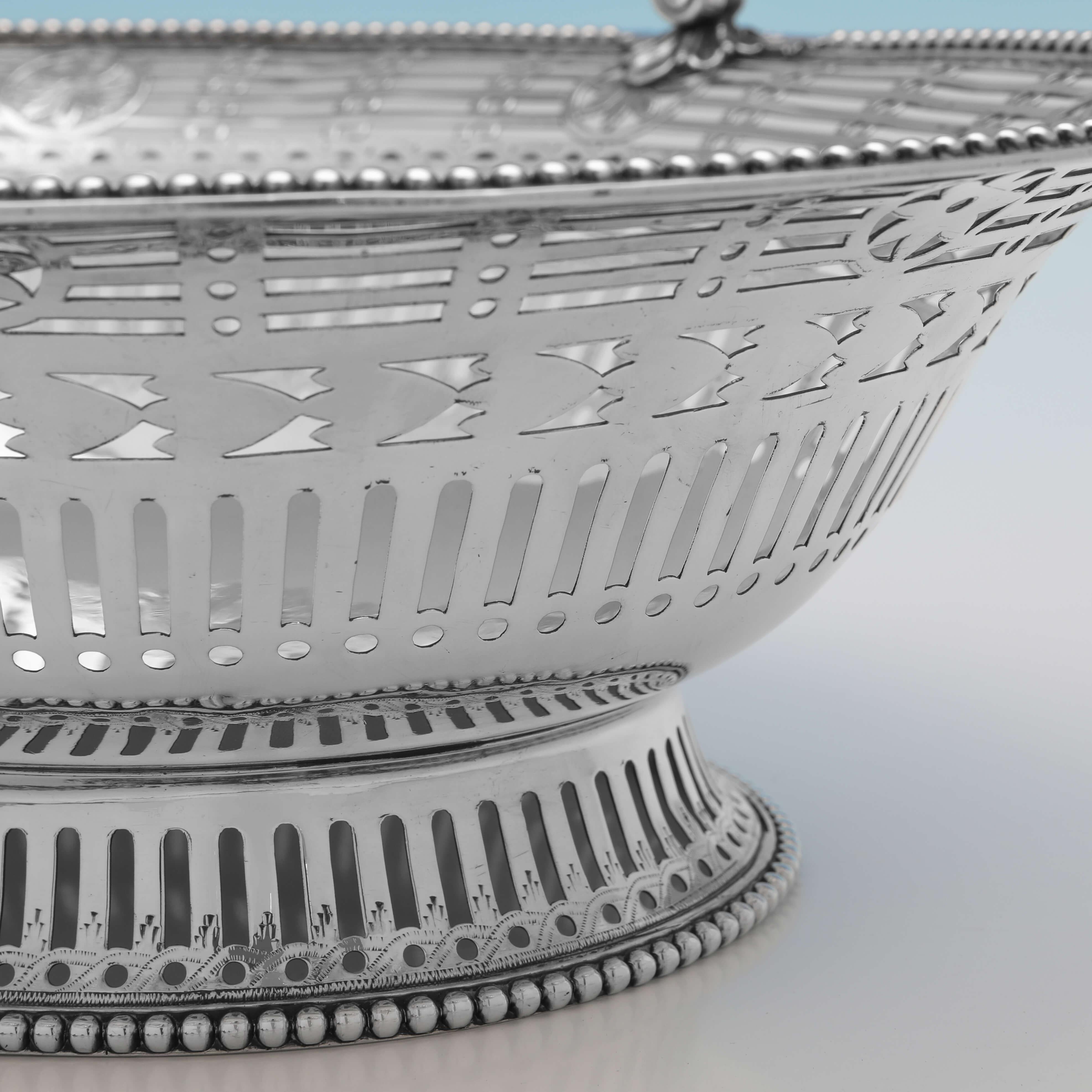 Stunning Neoclassical Antique Sterling Silver Centrepiece Basket, London, 1778 For Sale 1
