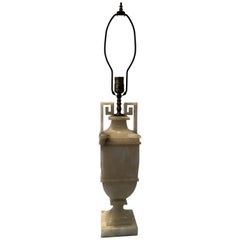 Superbe lampe de bureau de style néoclassique en albâtre à motif de clé grecque