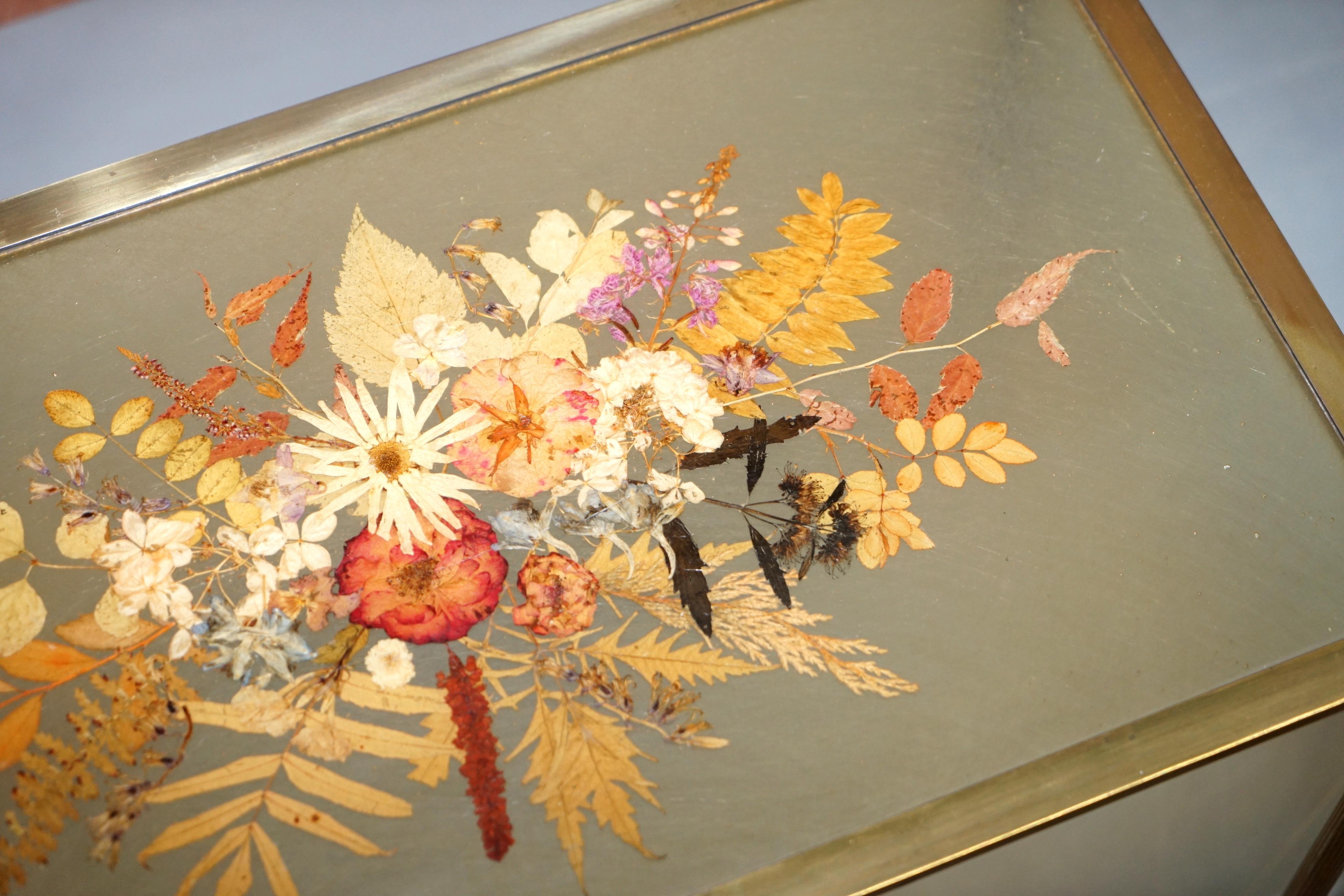 Atemberaubende Nest von drei Französisch um 1920 Bronze gepresste Blumen Tische Regency 3 im Angebot 3