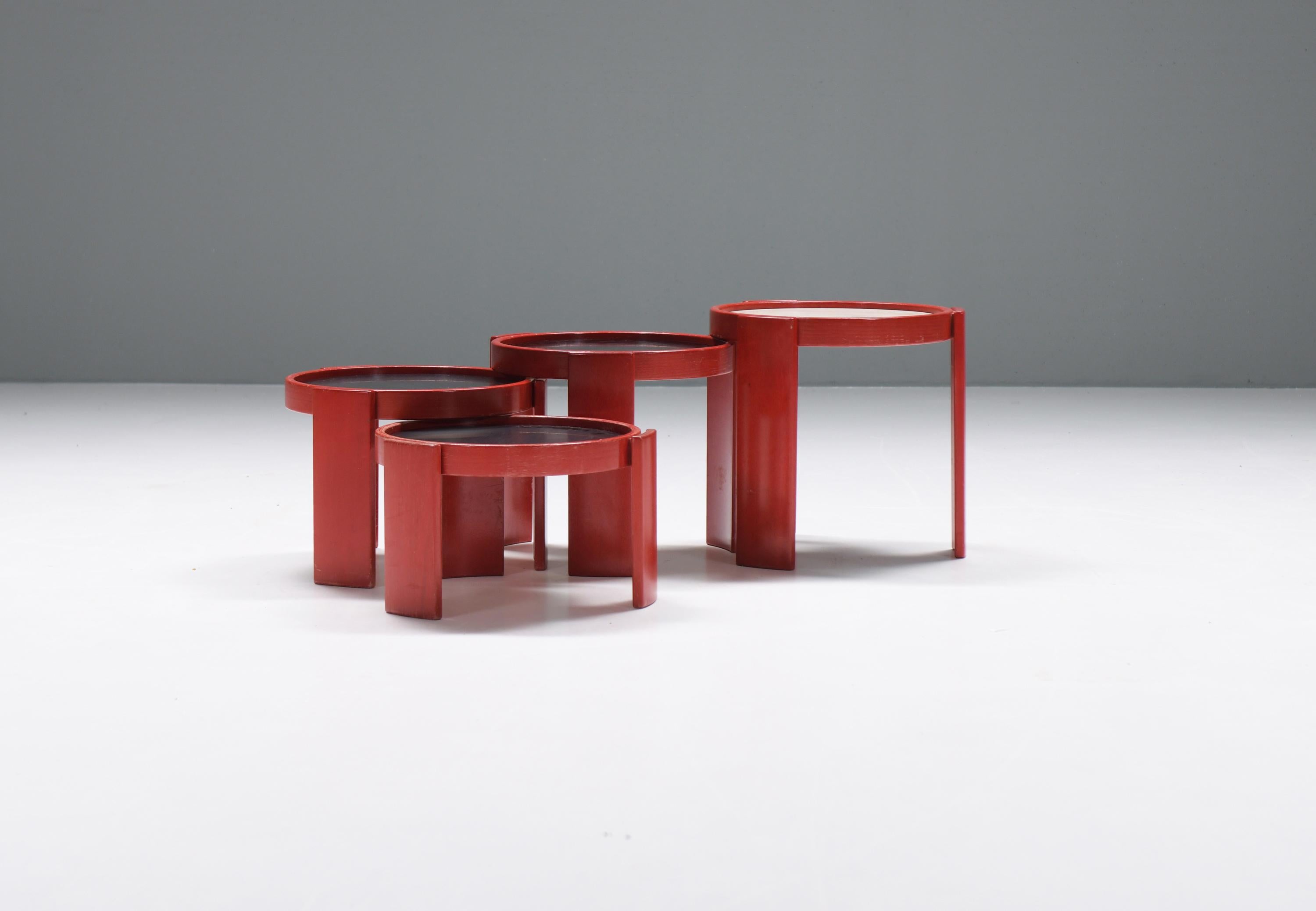 Atemberaubende Beistelltische (Modell 780) von Gianfranco Frattini für Cassina, 1960er Jahre.  Noch 100% original in einer sehr seltenen roten Farbe.
Entworfen von Gianfranco Frattini für CASSINA

4 modulare, stapelbare Tische Modell 780, entworfen