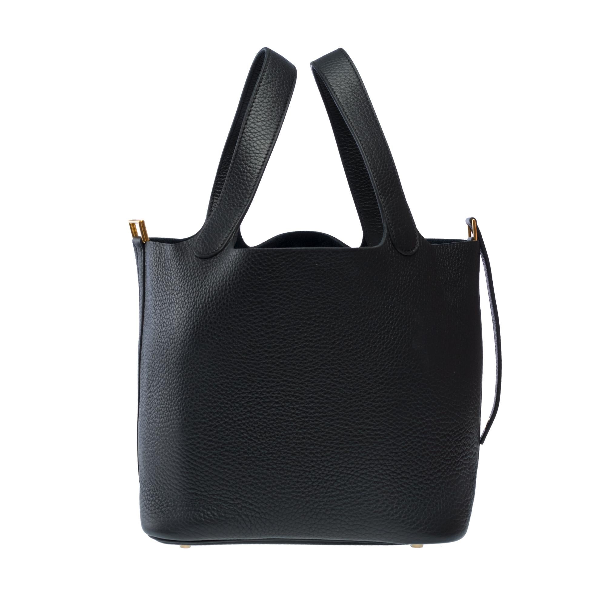 Magnifique sac à main Hermès Picotin 22 en cuir Taurillon Clémence noir, avec garniture en métal doré, doubles anses en cuir noir permettant un portage à la main

Fermeture par patte de cuir
Intérieur en daim noir
Signature : 