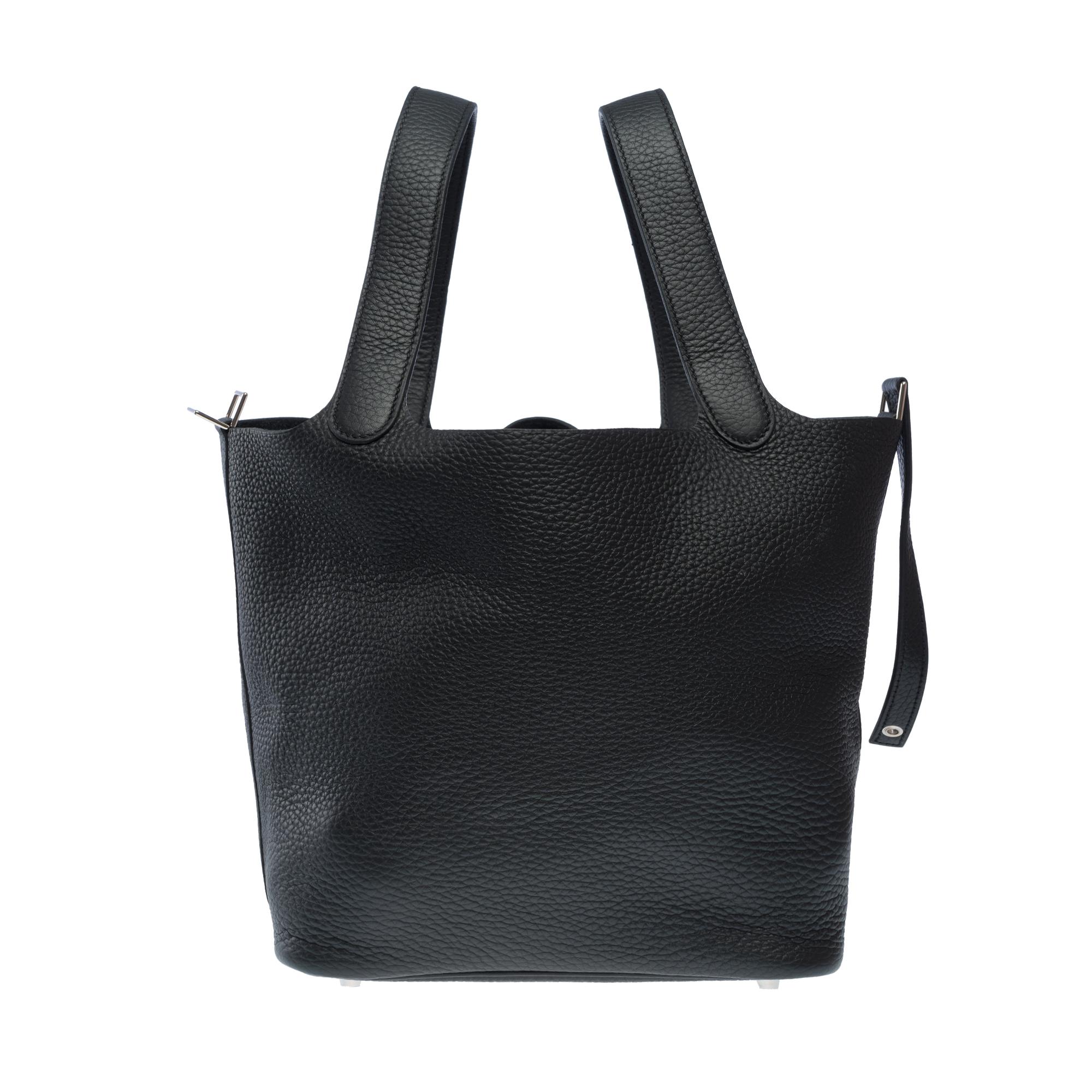 Beautiful​​ ​​Hermes​​ ​​Picotin​​ ​​22​​ ​​handbag​​ ​​in​​ ​​black​​ ​​Taurillon​​ ​​Clemence​​ ​​leather,​​ ​​with​​ ​​silver​​ ​​metal​​ ​​trim,​​ ​​double​​ ​​black​​ ​​leather​​ ​​handles​​ ​​allowing​​ ​​for​​ ​​hand​​ ​​carry

Closure​​