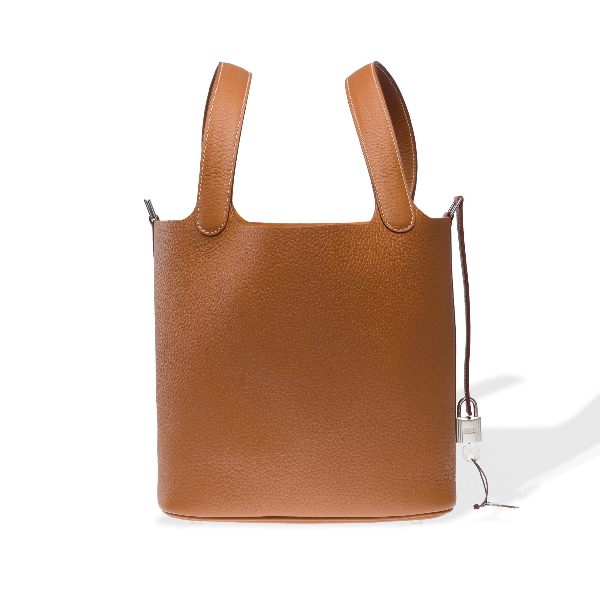 Beautiful​ ​Hermes​ ​Picotin​ ​22​ ​Lock​ ​handbag​ ​in​ ​Gold​ ​Taurillon​ ​Clemence​ ​leather,​ ​silver​ ​metal​ ​trim,​ ​double​ ​gold​ ​leather​ ​handles​ ​allowing​ ​for​ ​hand​ ​carry

Closure​ ​with​ ​leather​ ​flap
Gold​ ​suede​