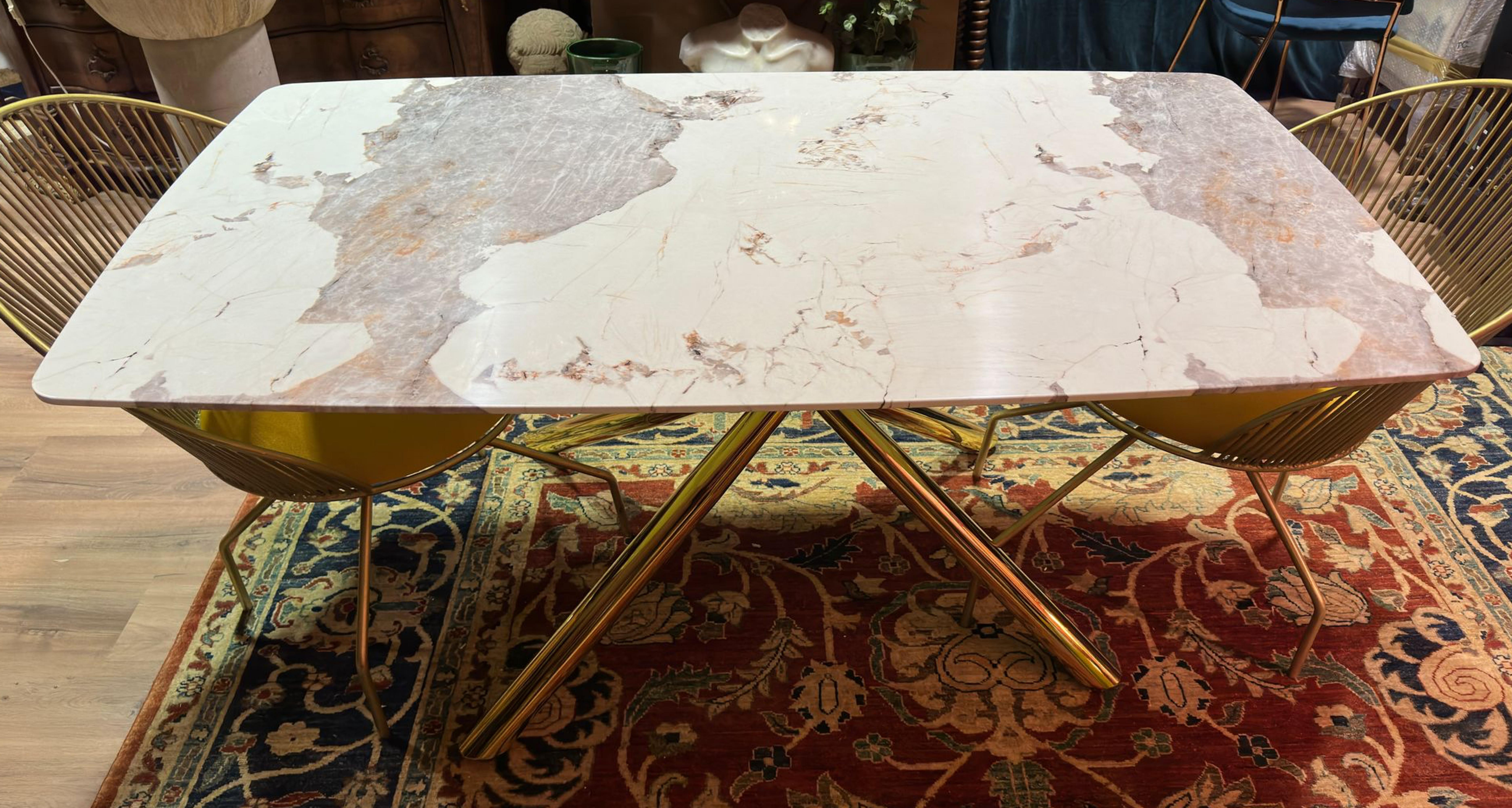 Stupéfiante table italienne NEW
Plateau en verre et base en métal
160cm x 90cm

-Table de salle à manger

-Plateau en verre trempé de 10 mm d'épaisseur, imitation marbre avec coins arrondis.

-Cadre métallique tubulaire avec finition