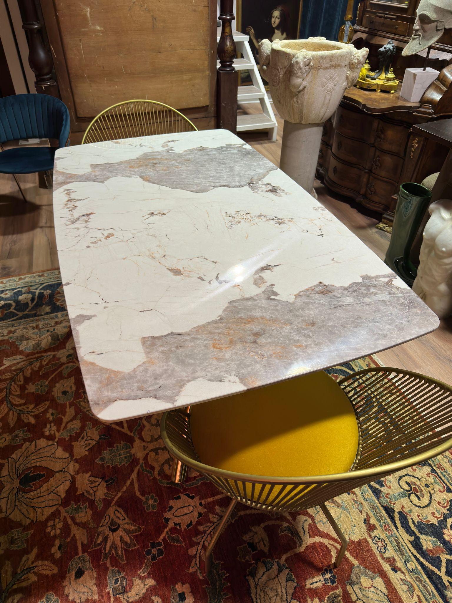 Moderne Superbe table italienne neuve avec plateau en verre et base en métal en vente