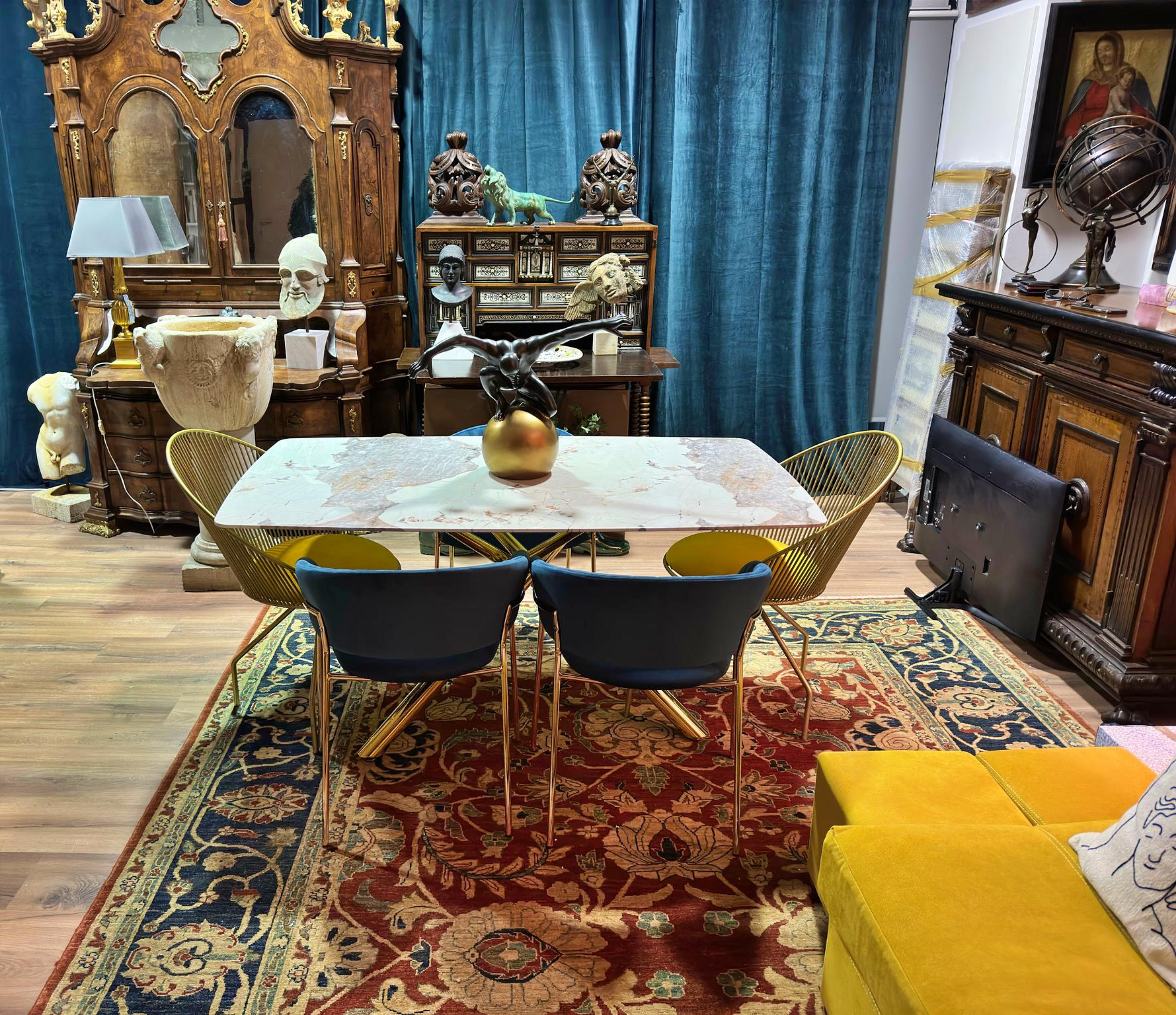 XXIe siècle et contemporain Superbe table italienne neuve avec plateau en verre et base en métal en vente