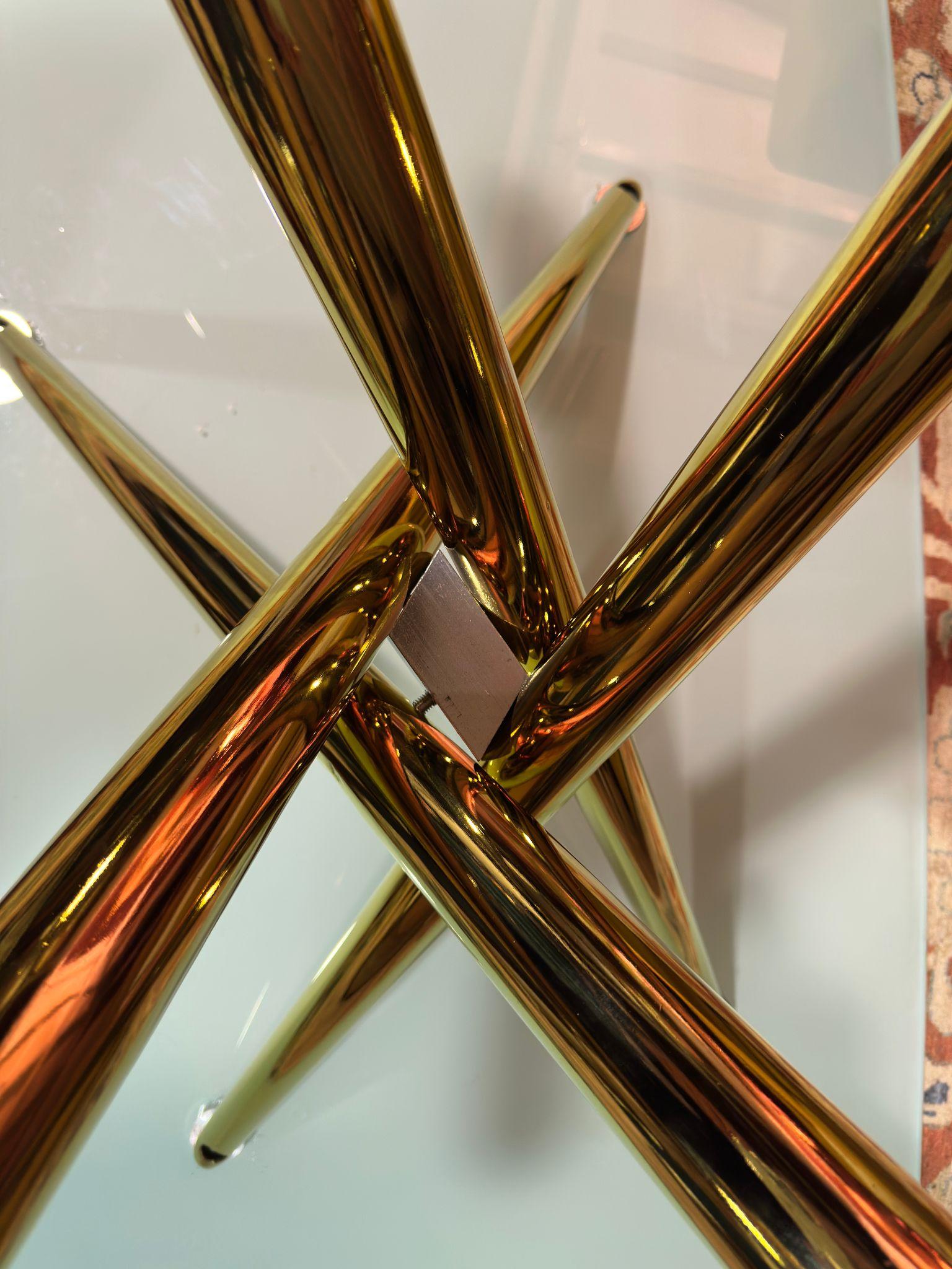 Superbe table italienne neuve avec plateau en verre et base en métal en vente 1