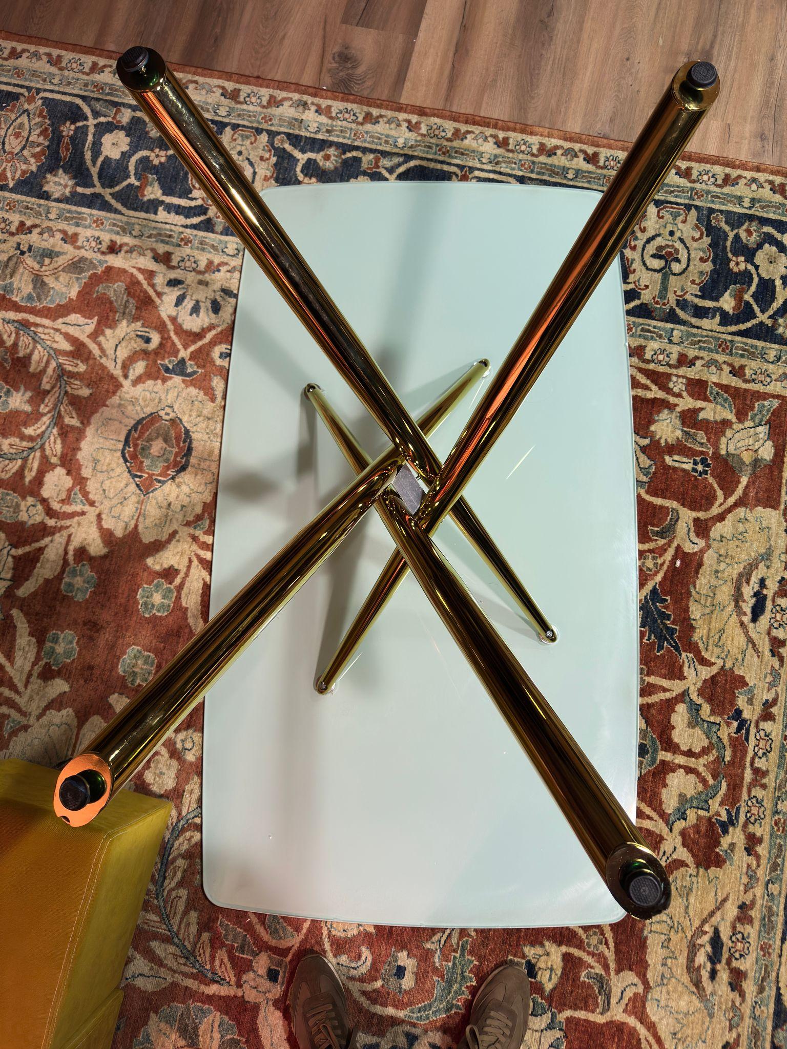 Superbe table italienne neuve avec plateau en verre et base en métal en vente 2