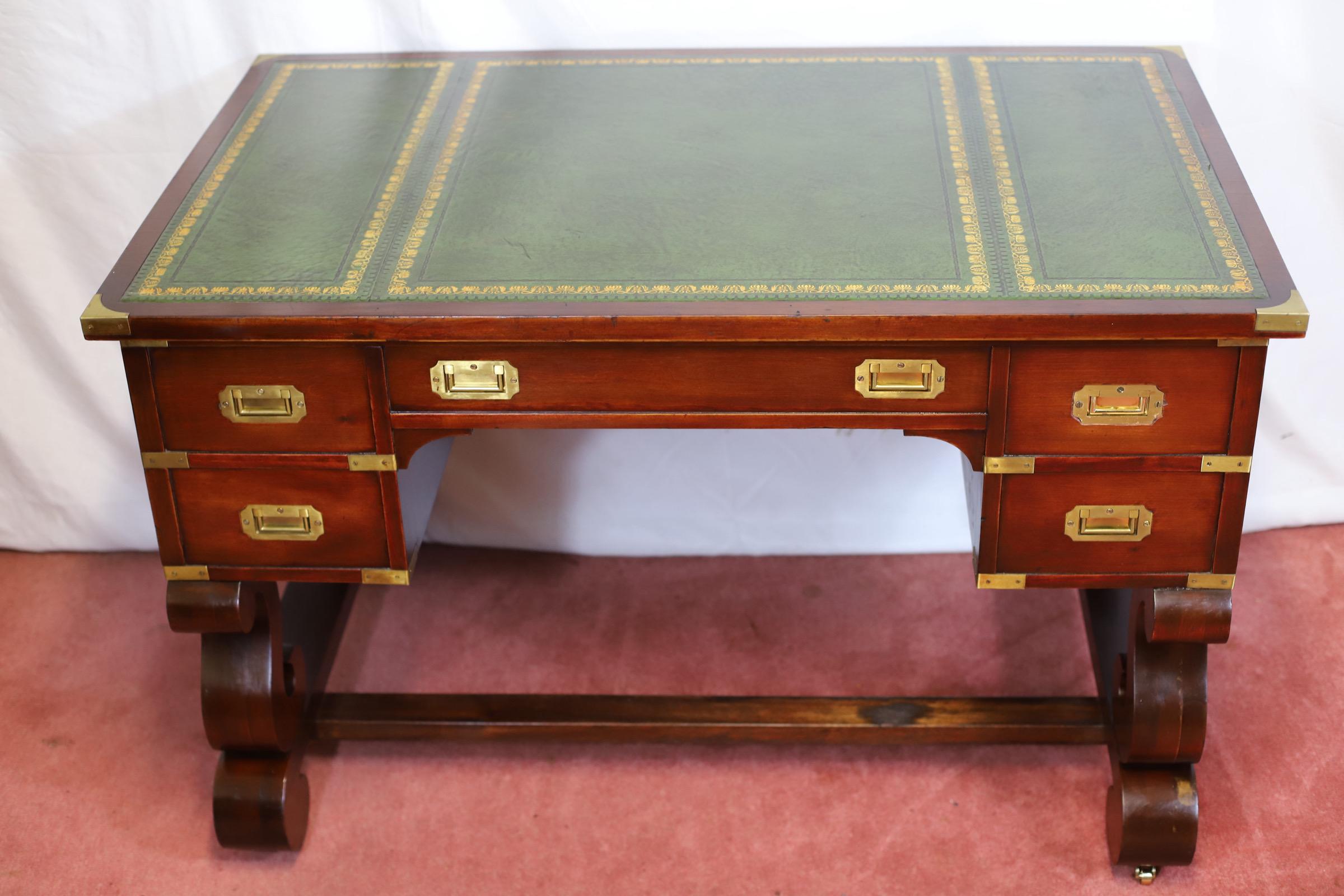 Stupefacente Oak Militare  Scrivania in stile Campaigner in vendita 2