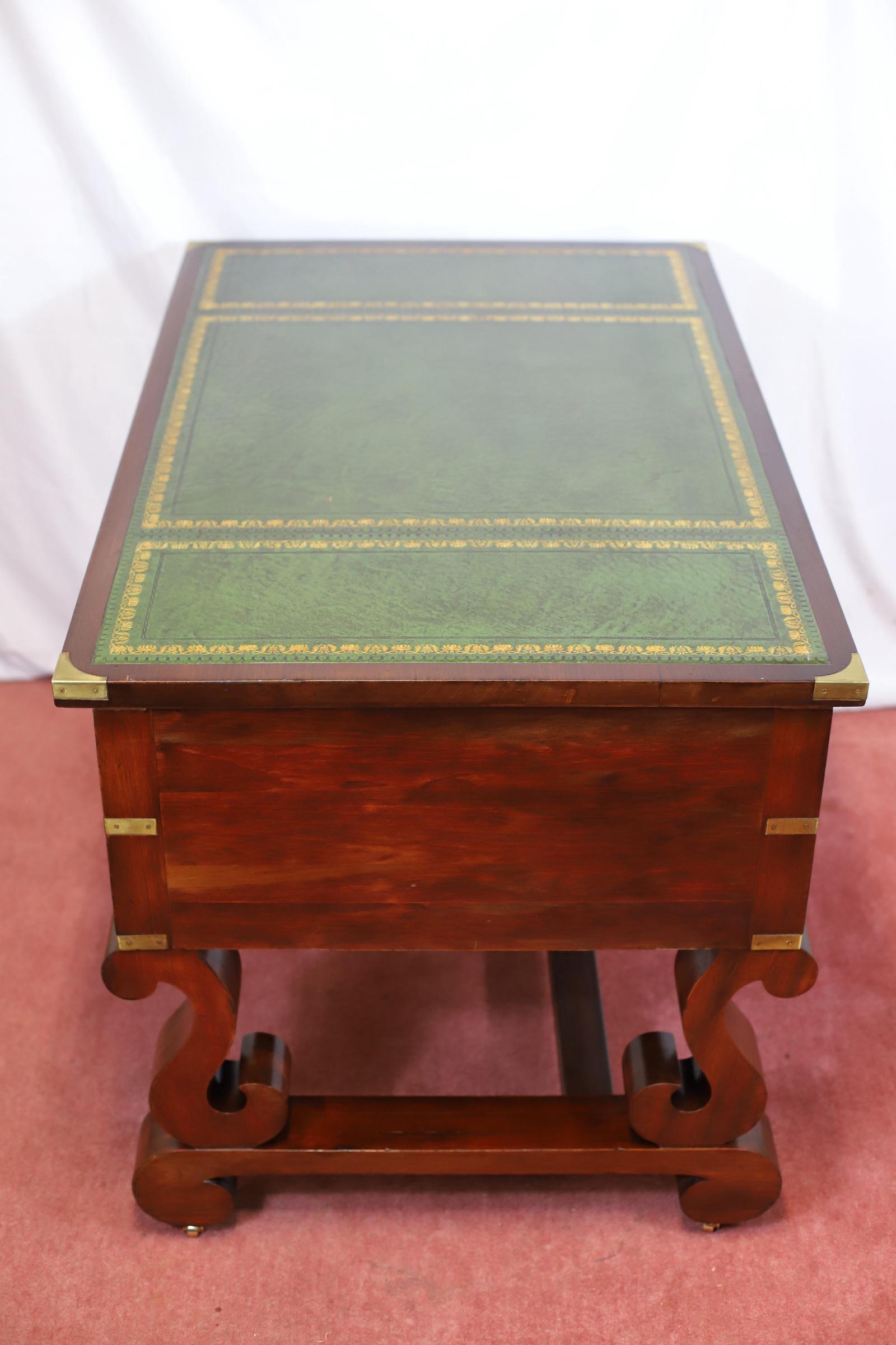 Stupefacente Oak Militare  Scrivania in stile Campaigner in vendita 3