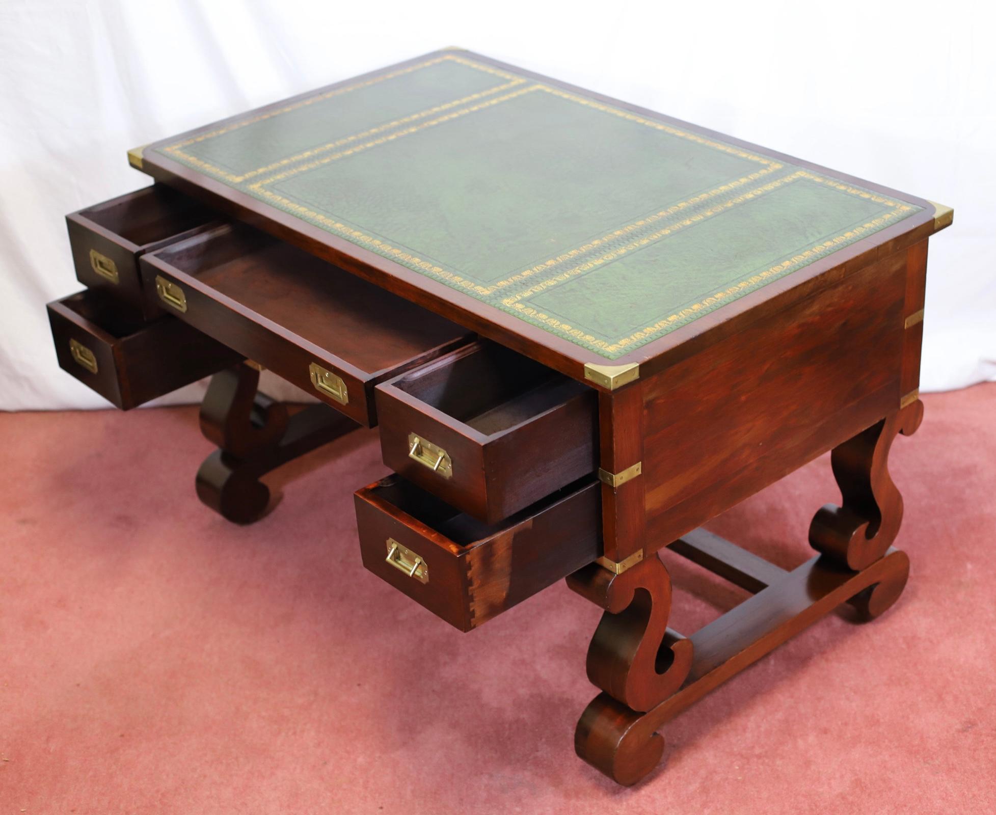 Stupefacente Oak Militare  Scrivania in stile Campaigner in vendita 4
