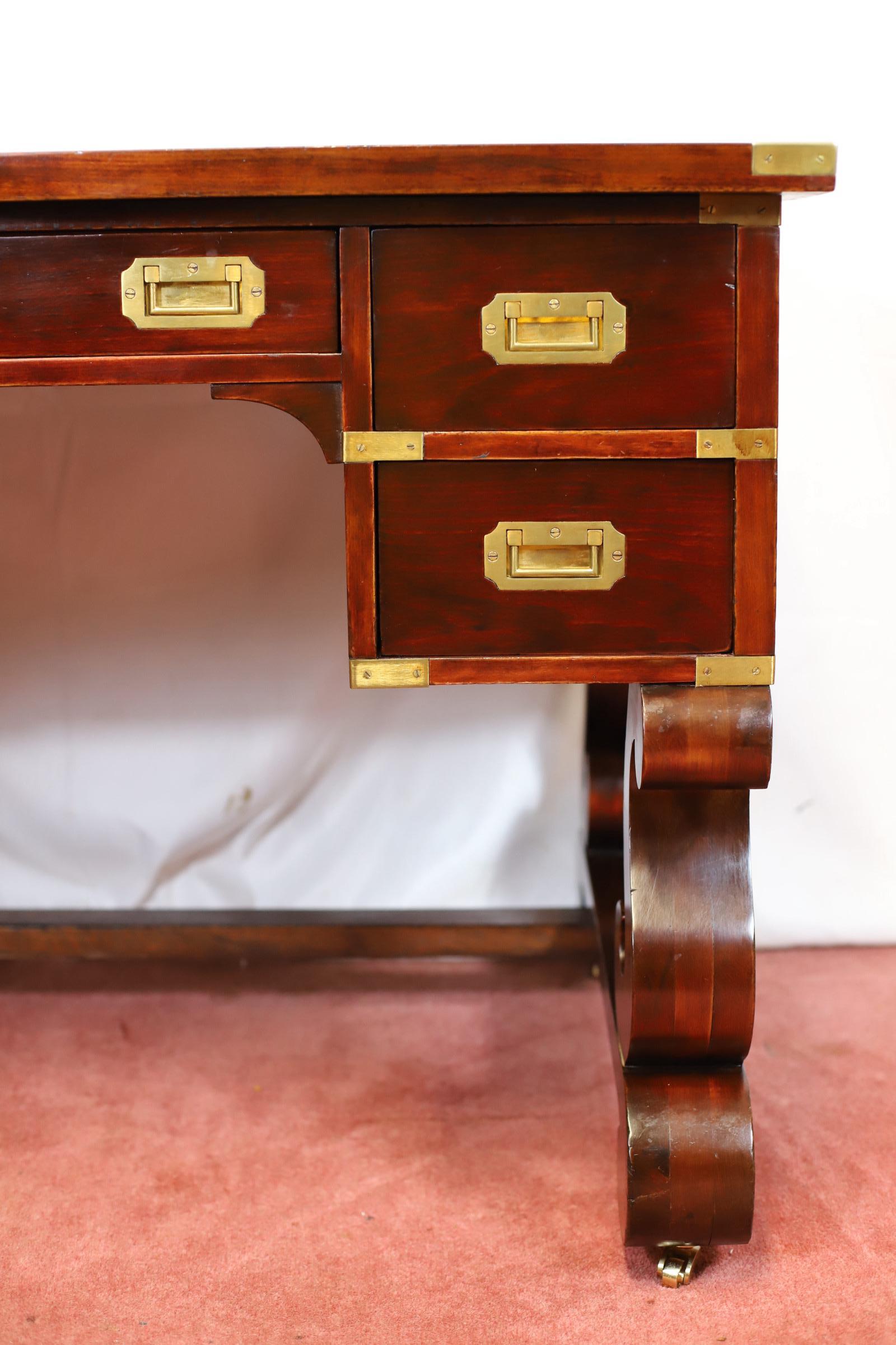 Stupefacente Oak Militare  Scrivania in stile Campaigner in vendita 5