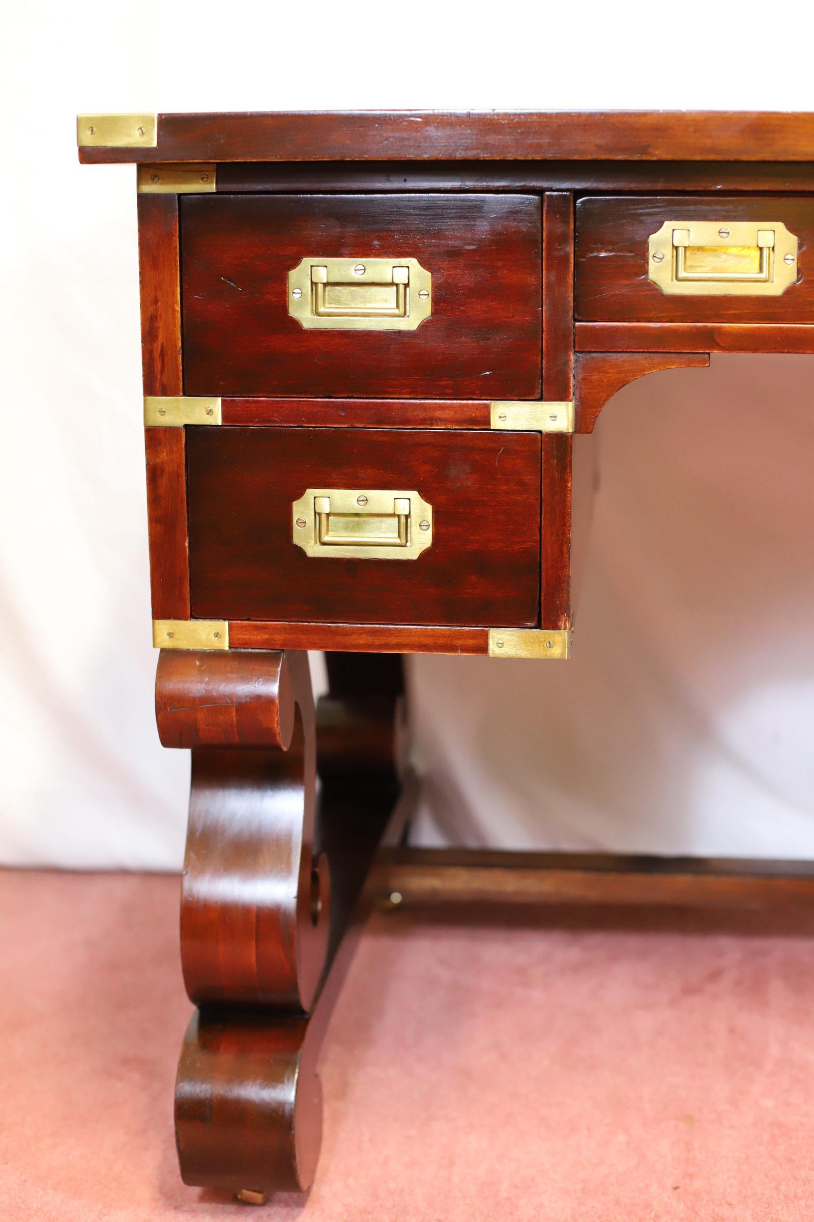 Stupefacente Oak Militare  Scrivania in stile Campaigner in vendita 7