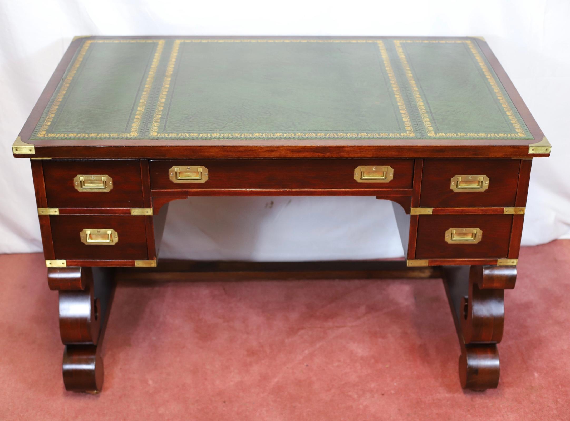 Siamo lieti di offrire in vendita questo straordinario e insolito scrittoio in mogano, un bellissimo esempio di mobile in stile Campaigner. Con cinque cassetti e maniglia in ottone con finti cassetti sul retro, è funzionale ed elegante, in ottime