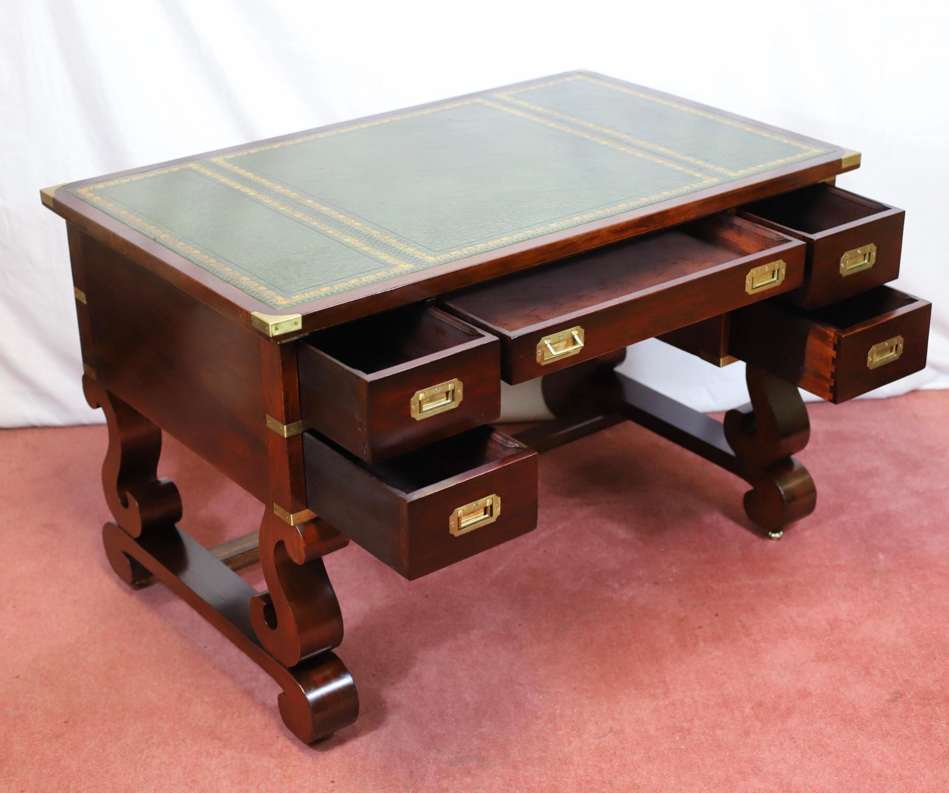 XX secolo Stupefacente Oak Militare  Scrivania in stile Campaigner in vendita