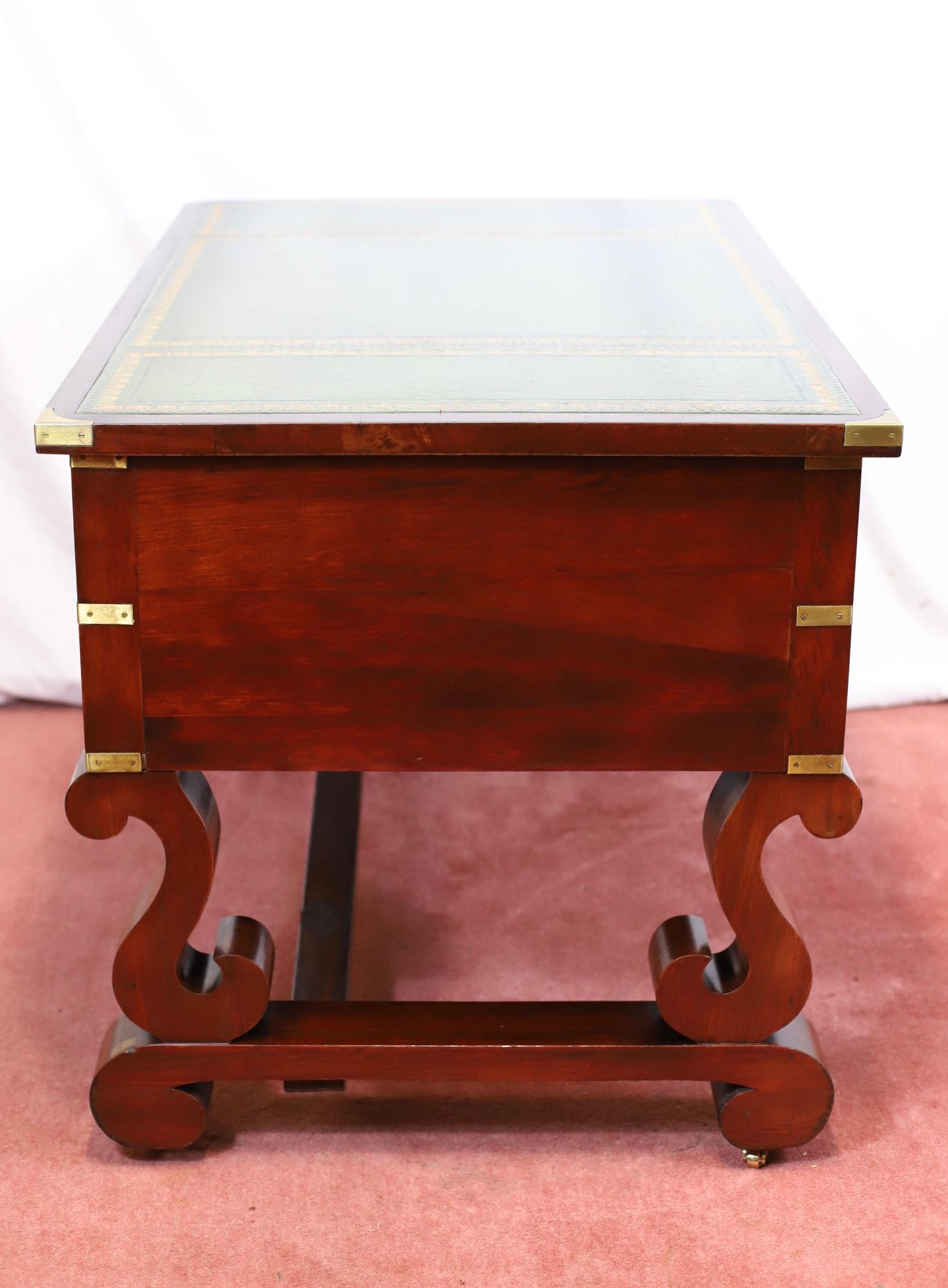 Ottone Stupefacente Oak Militare  Scrivania in stile Campaigner in vendita