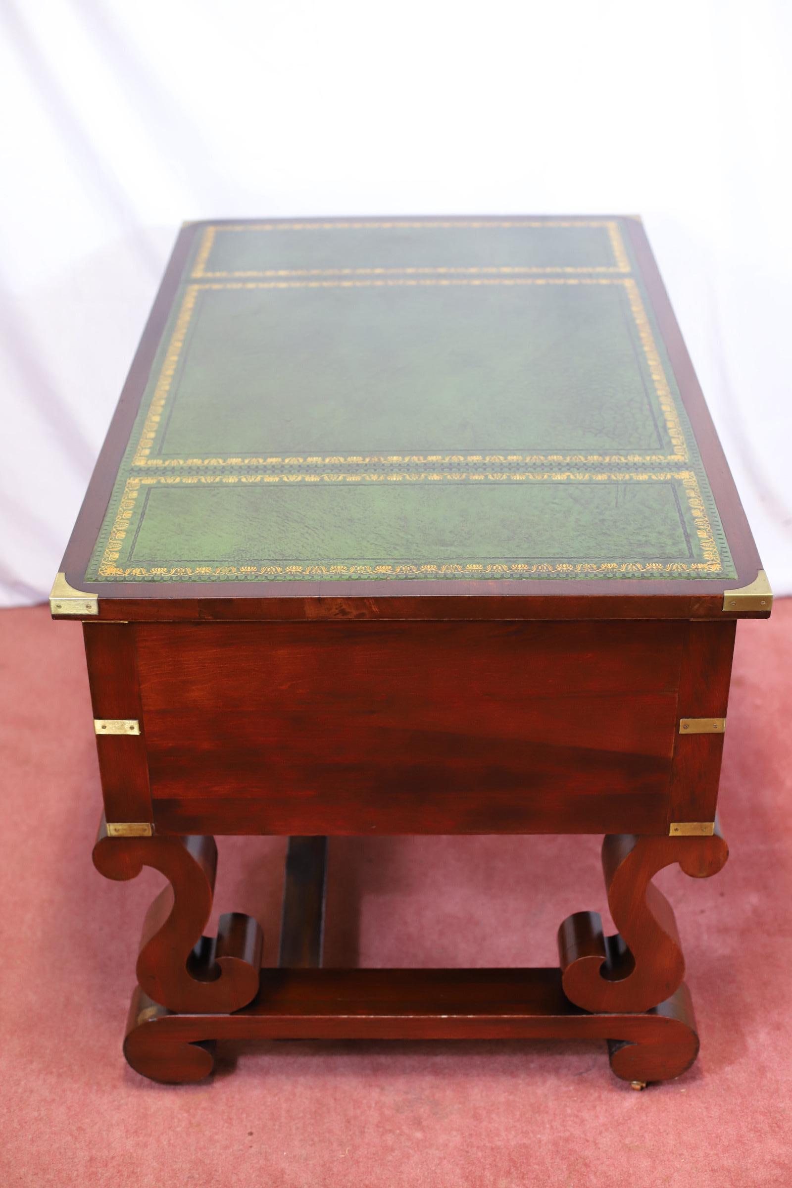 Stupefacente Oak Militare  Scrivania in stile Campaigner in vendita 1