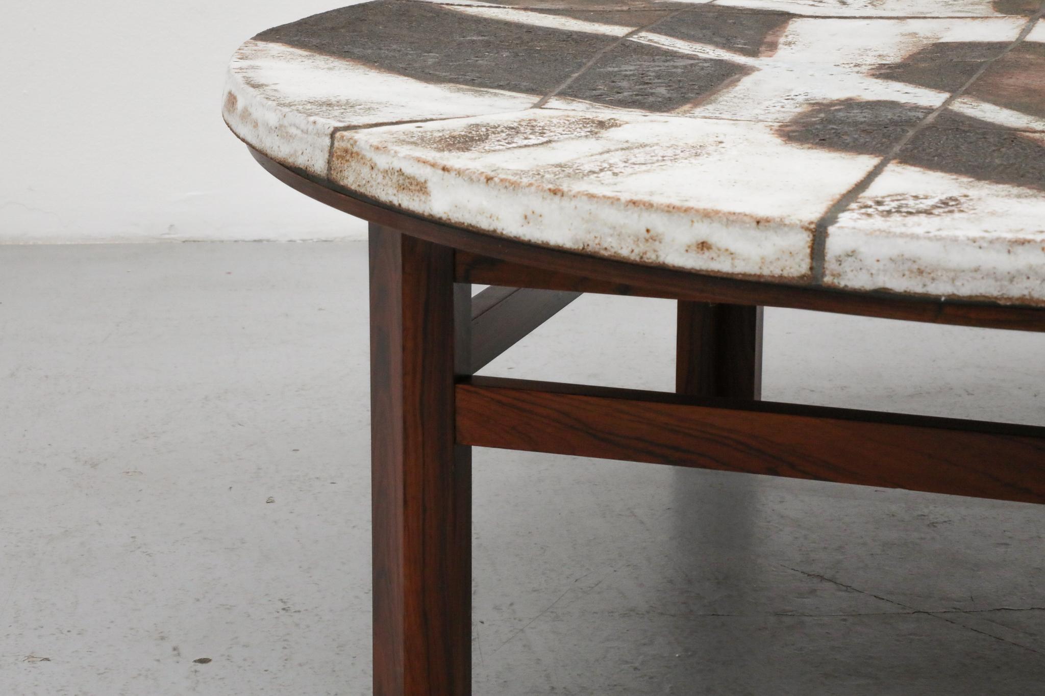 Stupendo tavolino rotondo in ceramica e palissandro di Ole Bjørn Krüger in vendita 9