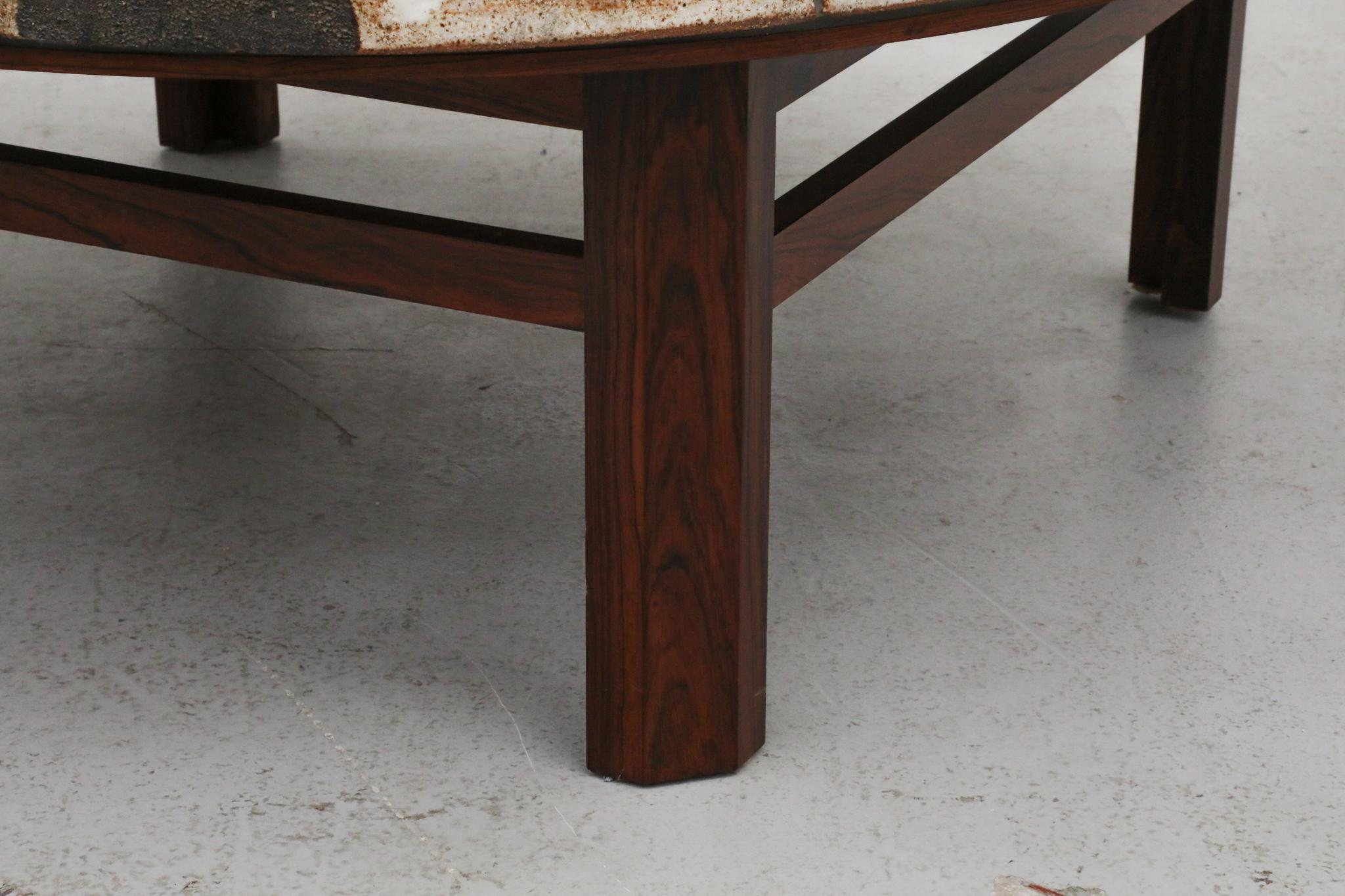 Stupendo tavolino rotondo in ceramica e palissandro di Ole Bjørn Krüger in vendita 10