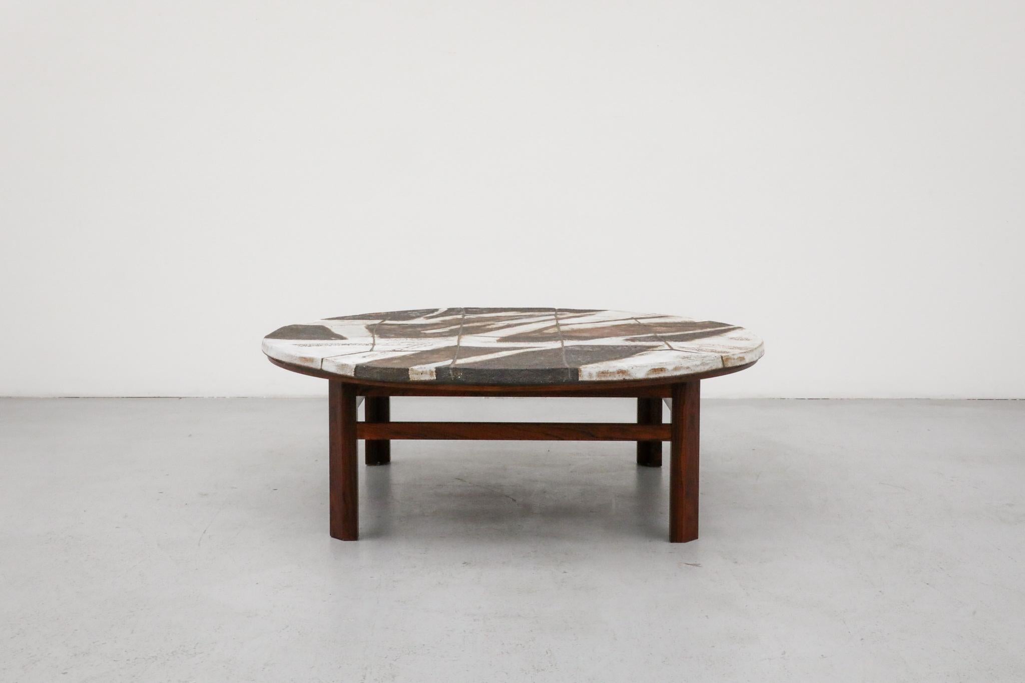Brutalismo Stupendo tavolino rotondo in ceramica e palissandro di Ole Bjørn Krüger in vendita