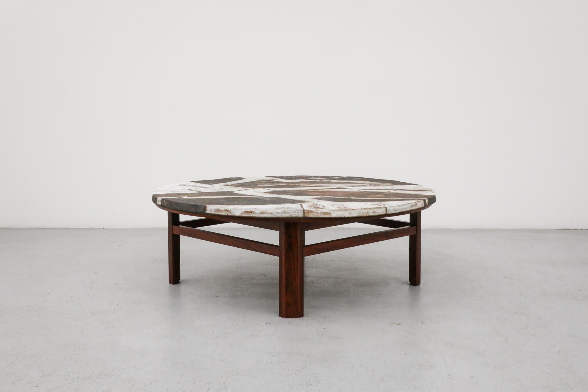 Stupendo tavolino rotondo in ceramica e palissandro di Ole Bjørn Krüger In condizioni buone in vendita a Los Angeles, CA