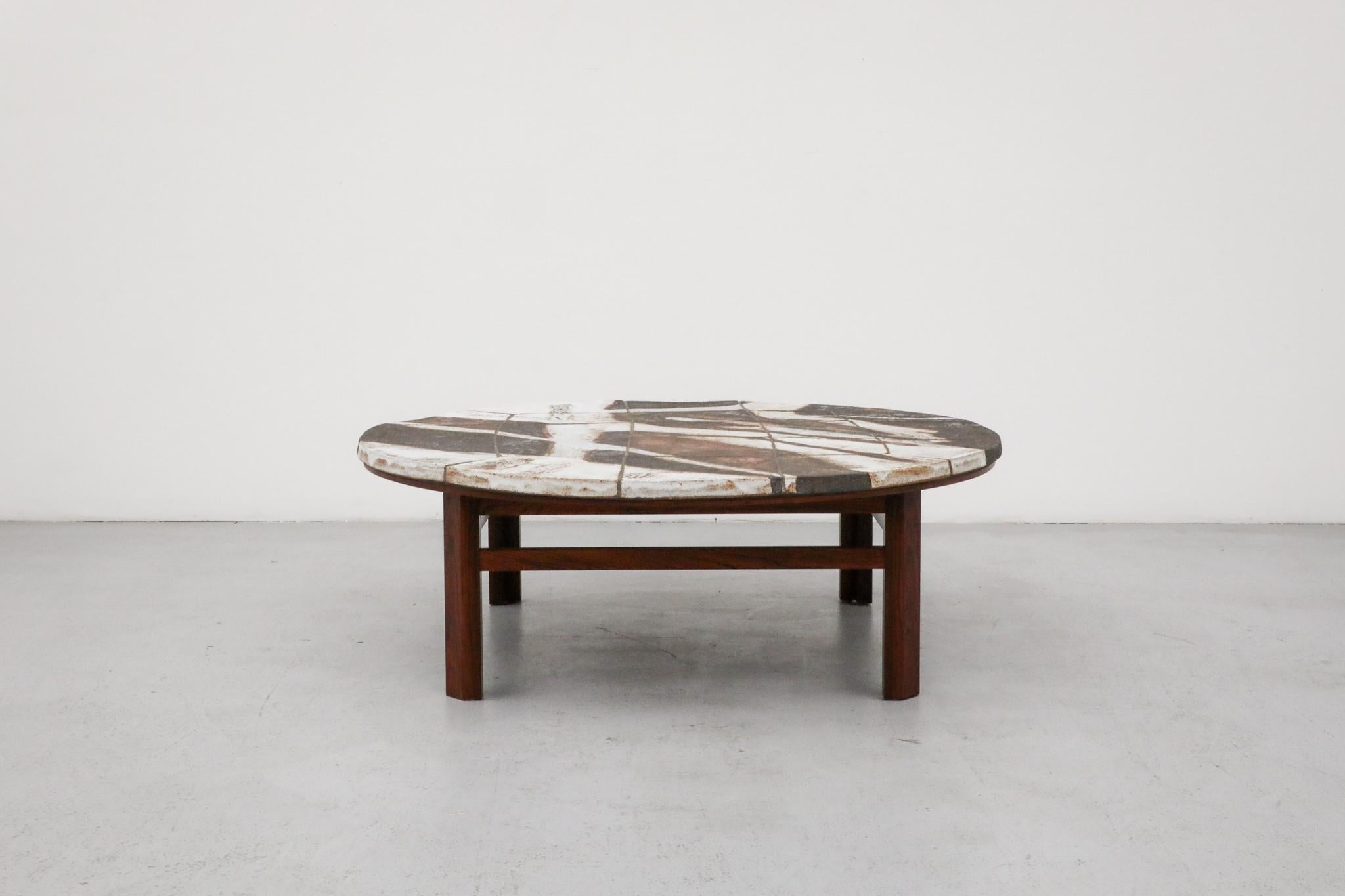 Metà XX secolo Stupendo tavolino rotondo in ceramica e palissandro di Ole Bjørn Krüger in vendita