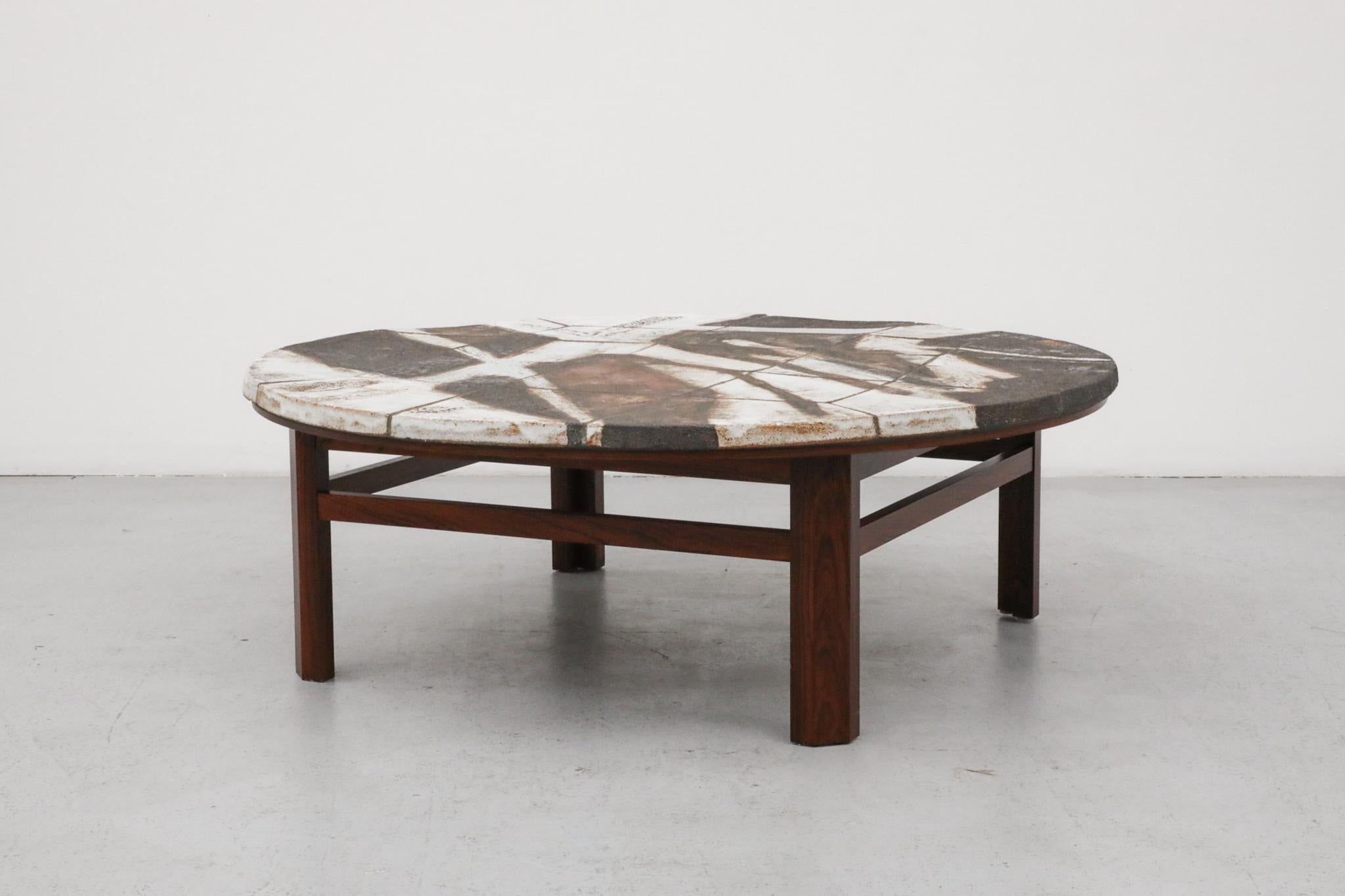 Ceramica Stupendo tavolino rotondo in ceramica e palissandro di Ole Bjørn Krüger in vendita