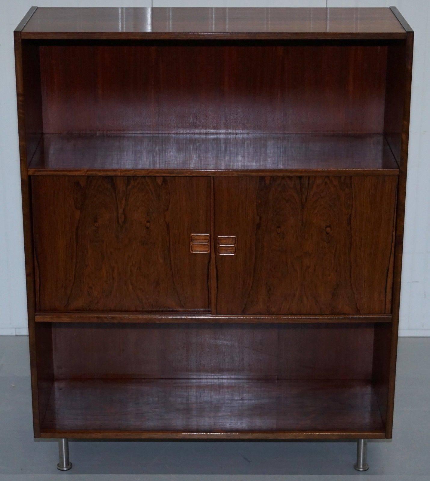 We are delighted to offer for sale this lovely Omann Jun Møbelfabrik Brazilian wood open bookcase or cabinet

This is part of a suite, I have a pair of taller bookcases listed under my other items, the same designer, they make a lovely suite 

A