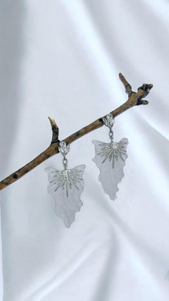 Einzigartige Swarovski Ohrringe und handgeschnitzte Ohrringe aus recyceltem Plastik