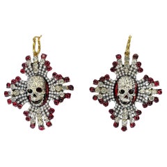 Impresionantes pendientes de calavera de cristal de Swarovski, únicos en su especie