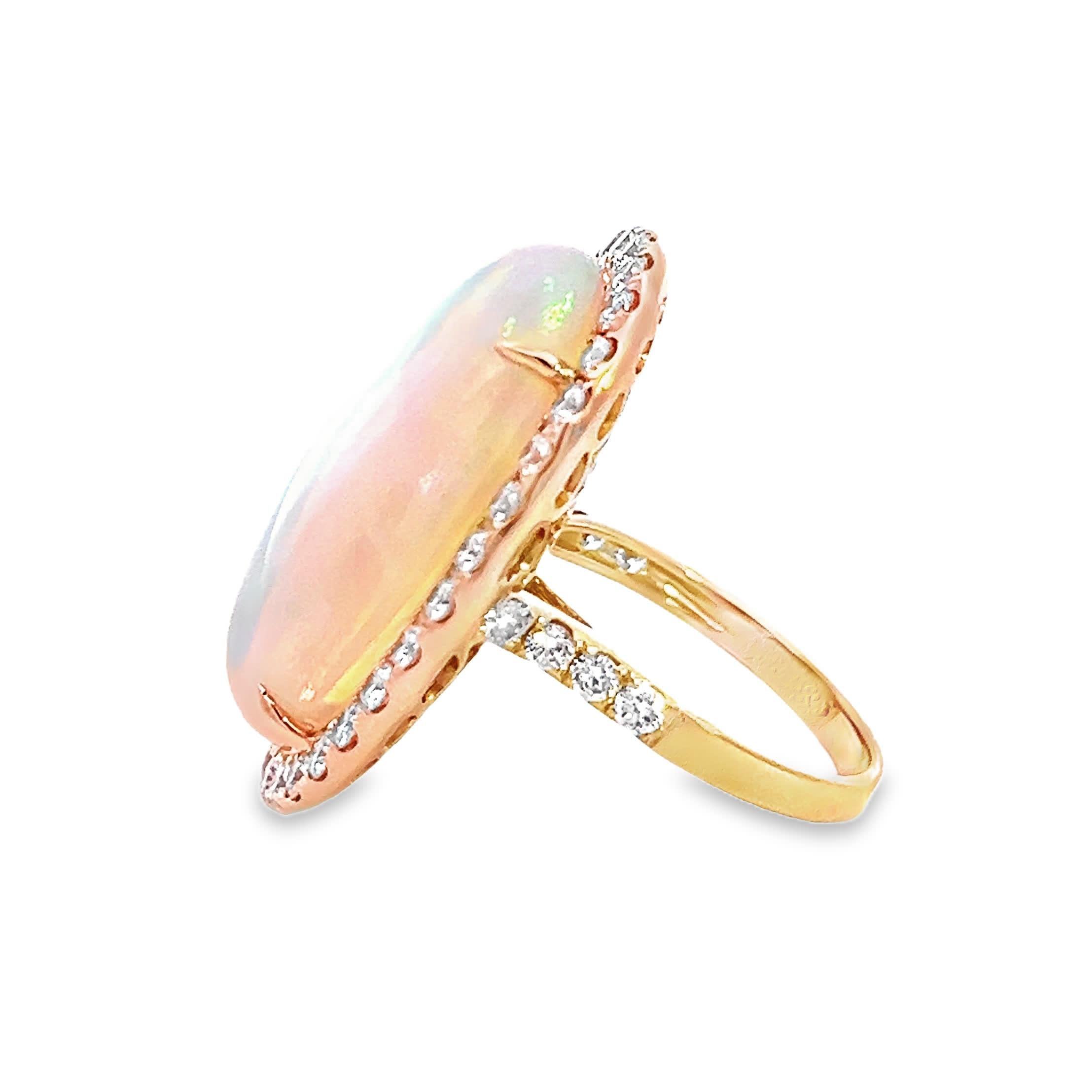 Dieser exquisite Ring zeigt einen faszinierenden Opal in der Mitte, umgeben von einem Heiligenschein aus funkelnden Diamanten. Die leuchtenden Farben des Opals changieren wunderschön im Licht und machen ihn zu einem fesselnden Stück für jede