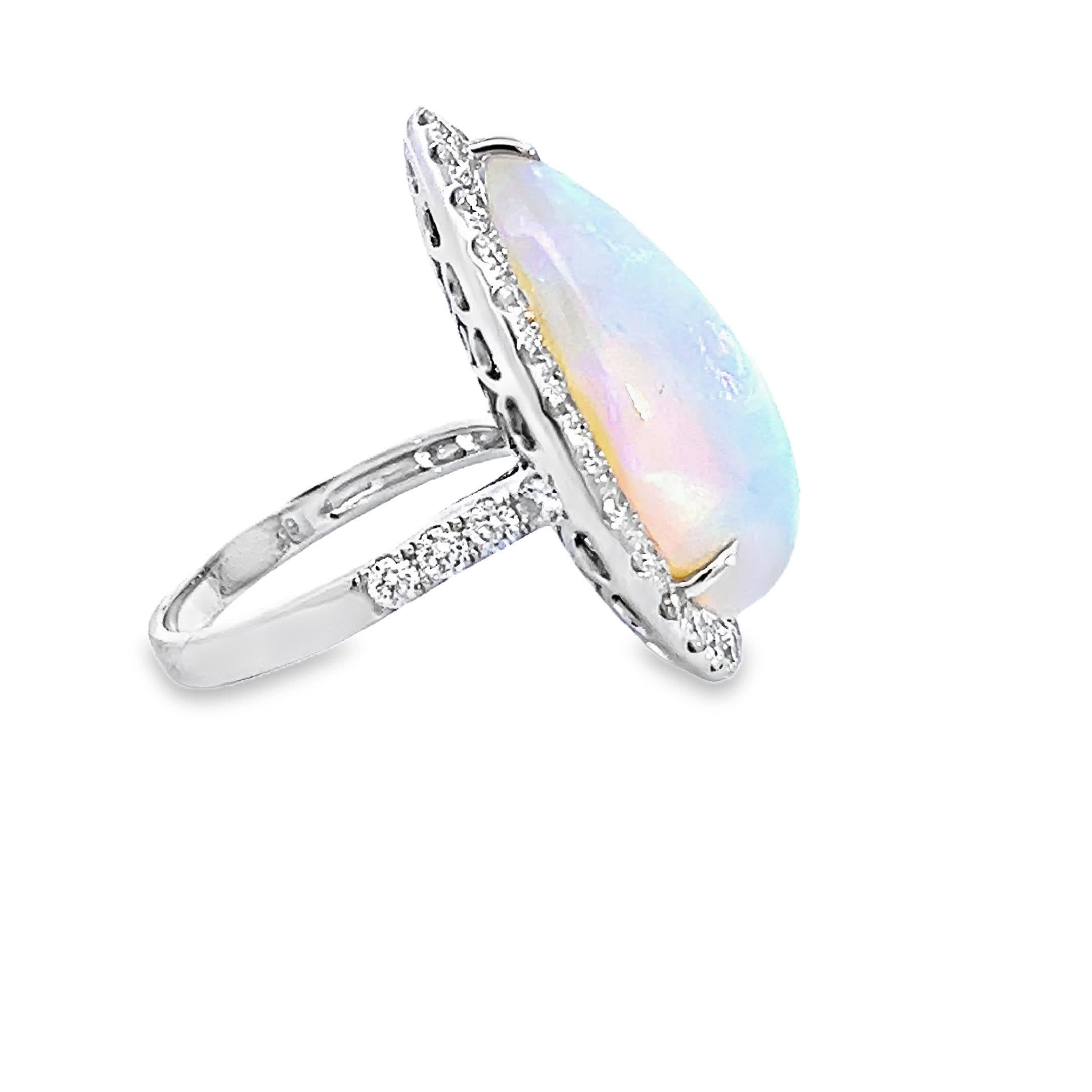 Atemberaubender Ring mit Opal und Diamant Damen im Angebot