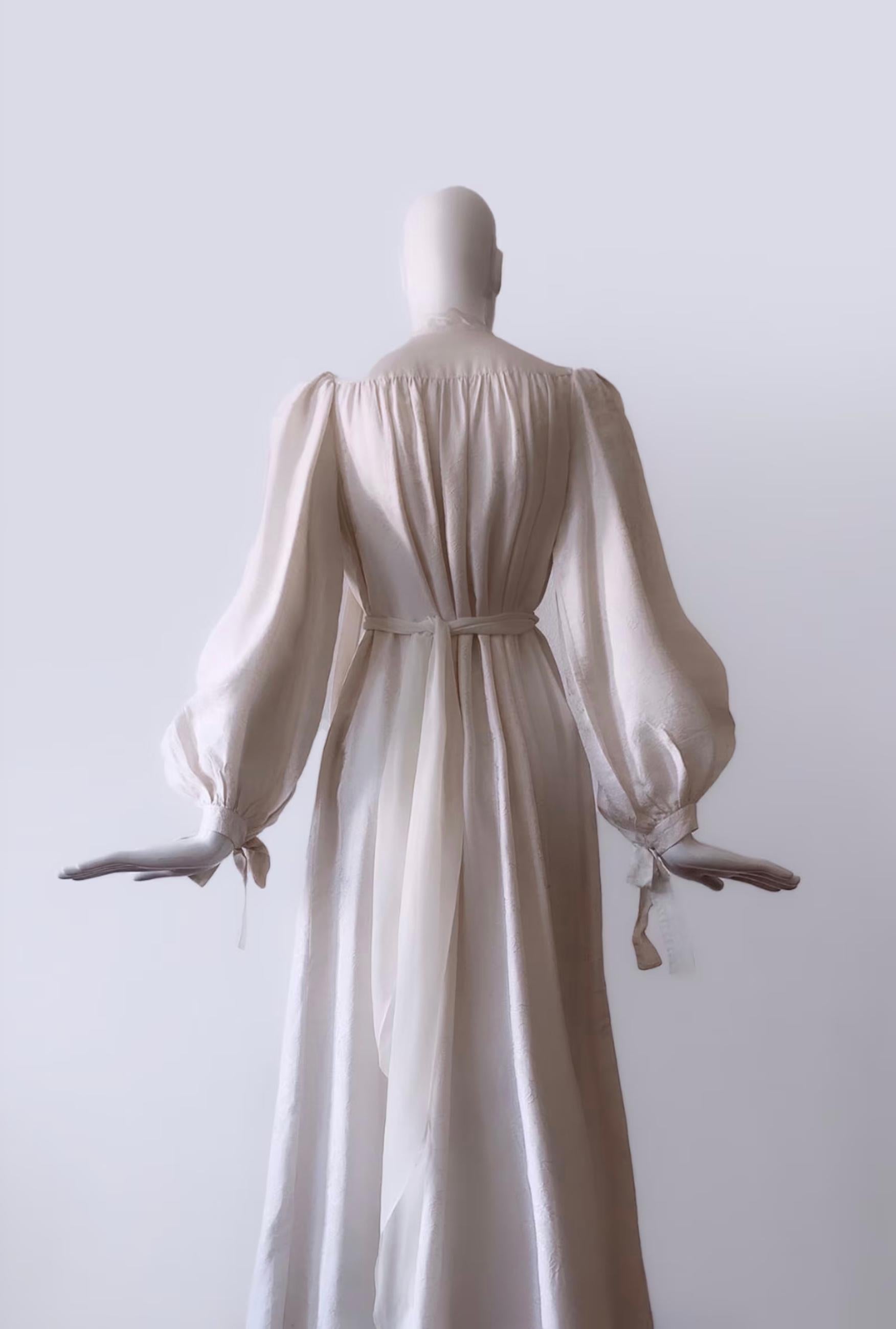 Atemberaubendes Original 1970er Jean-Louis Scherrer Kleid mit Dichterärmeln und Schleife aus Seide Maxi 70er  (Grau) im Angebot