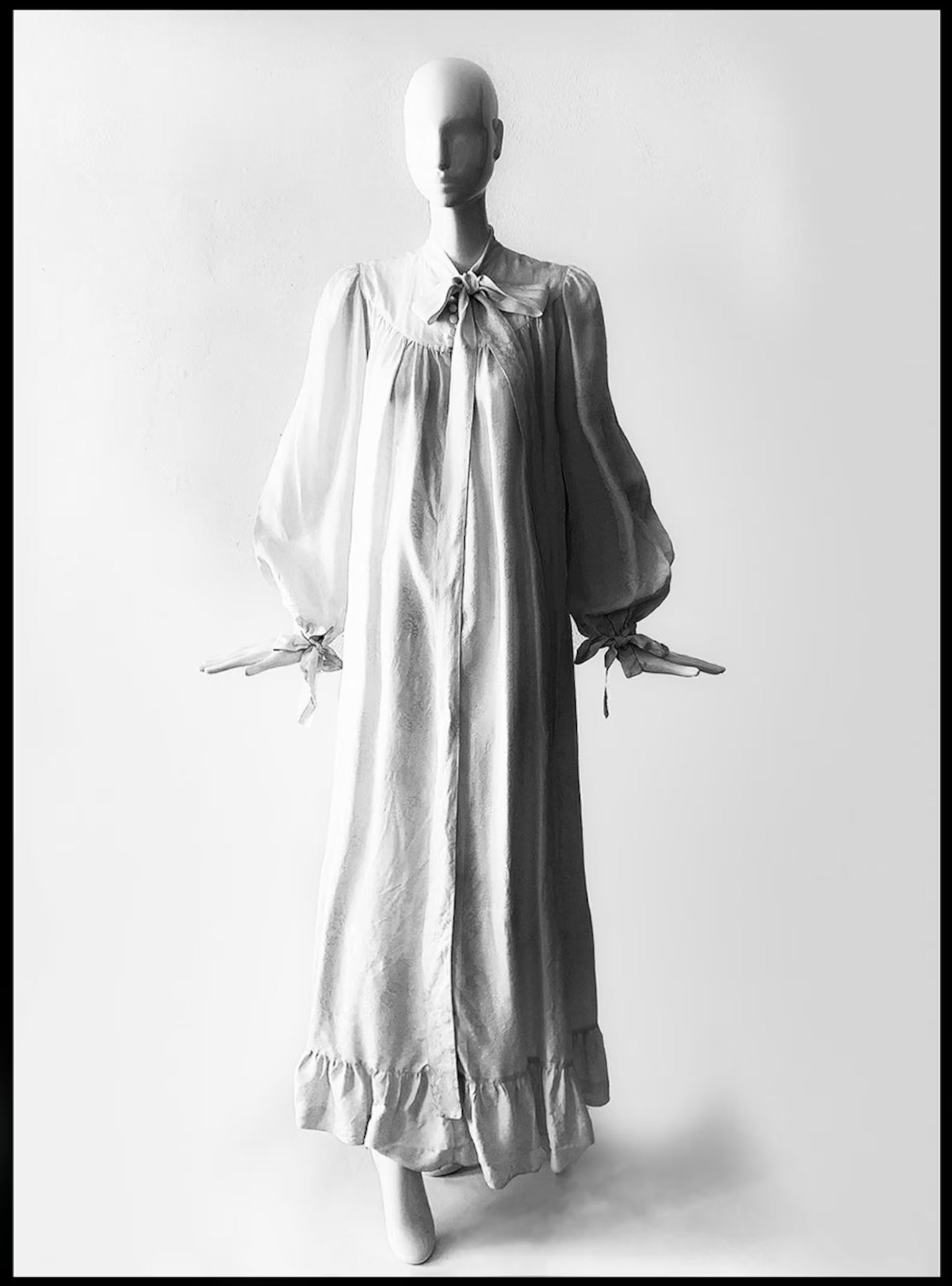 Atemberaubendes Original 1970er Jean-Louis Scherrer Kleid mit Dichterärmeln und Schleife aus Seide Maxi 70er  im Angebot 4