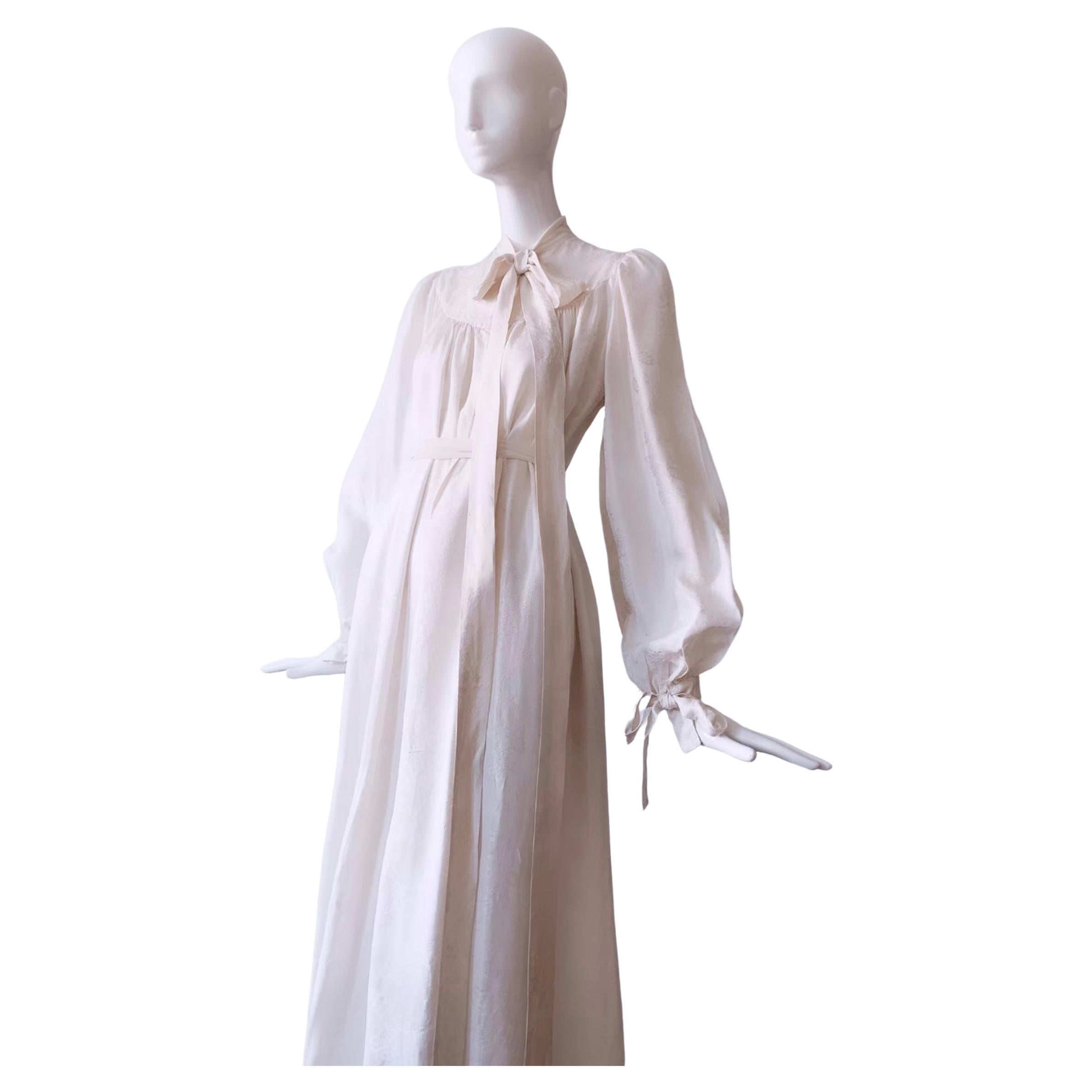 Atemberaubendes Original 1970er Jean-Louis Scherrer Kleid mit Dichterärmeln und Schleife aus Seide Maxi 70er  im Angebot