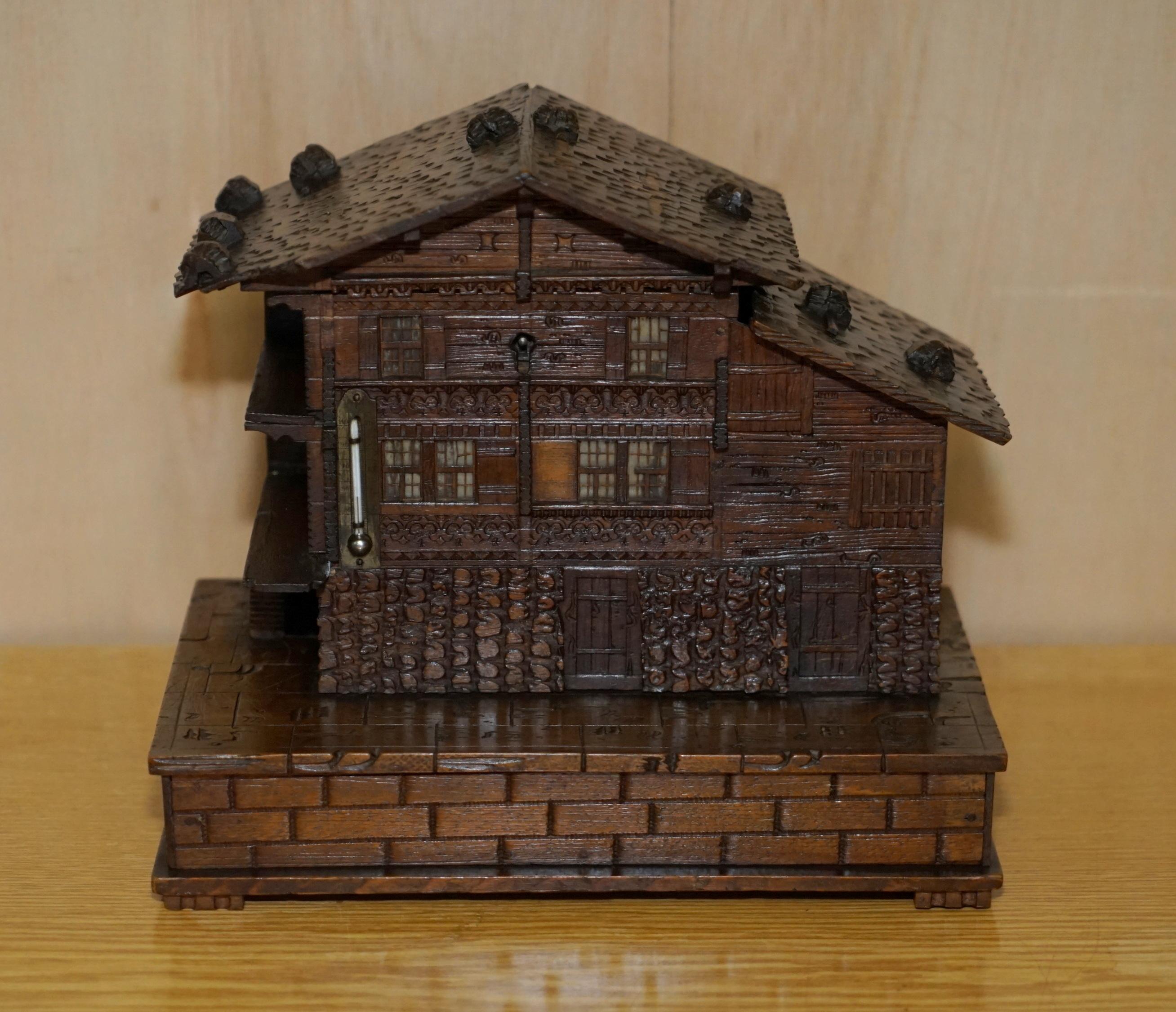 Estamos encantados de poner a la venta esta preciosa caja de puros musical de madera de la Selva Negra, original de hacia 1880, con caja de música incorporada.

Una pieza muy bonita y bien hecha, está tallada a mano por todas partes representando
