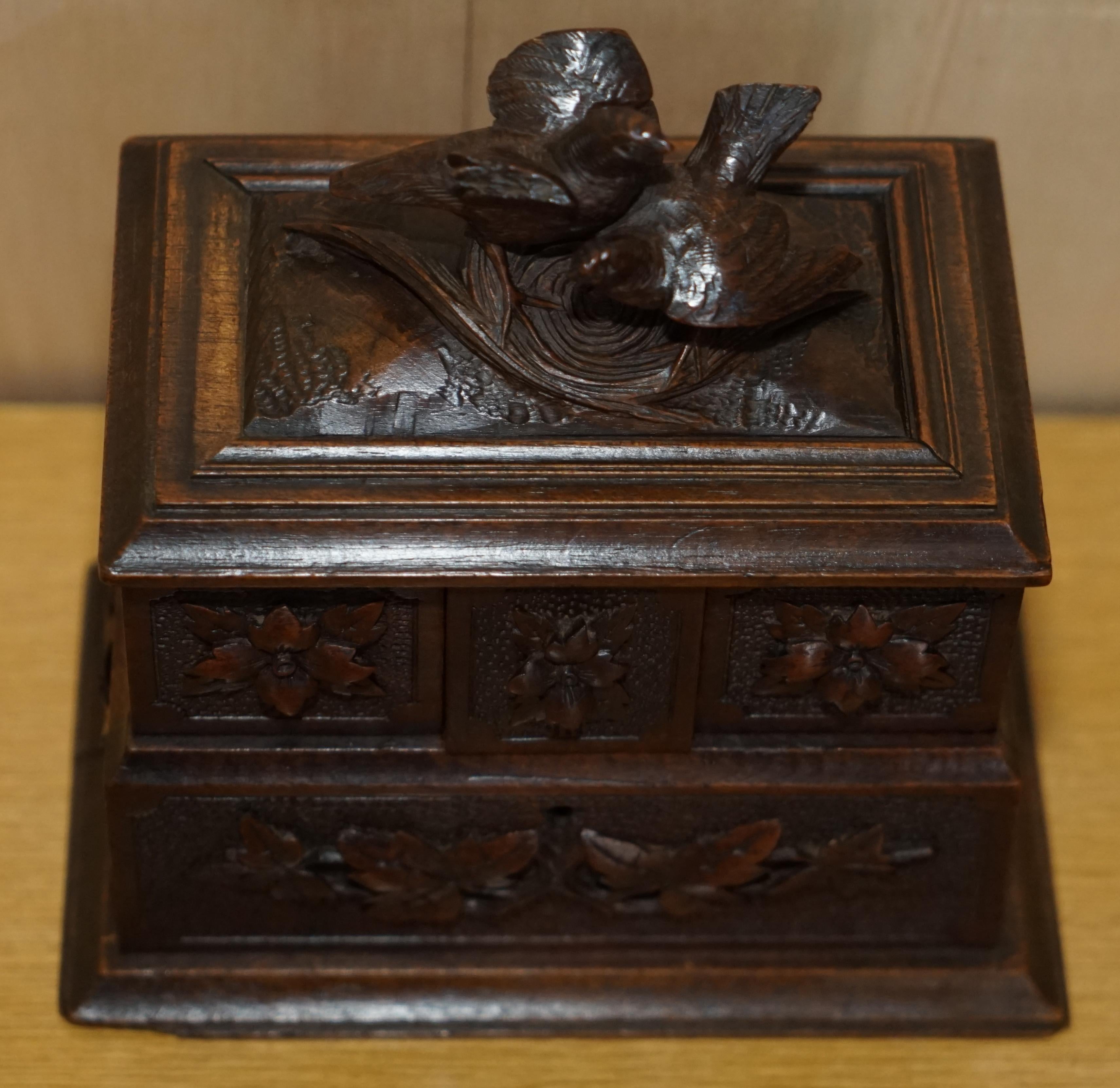 Boîte à bijoux antique originale en bois de la Forêt-Noire sculptée à la main en vente 4
