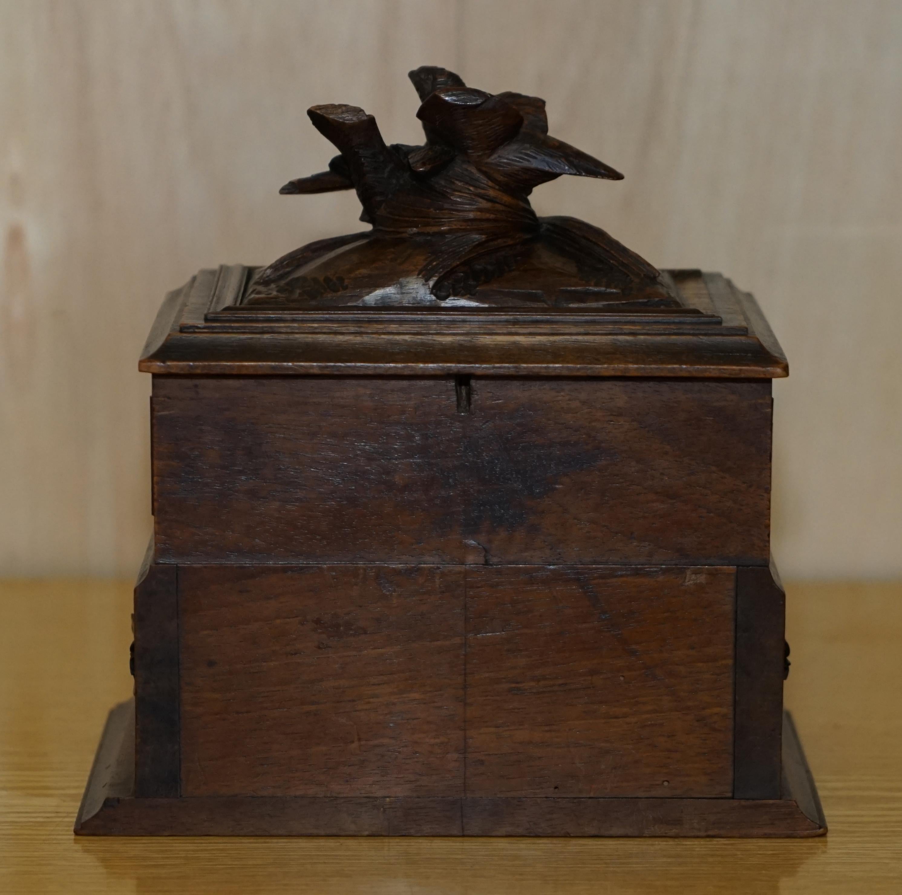 Boîte à bijoux antique originale en bois de la Forêt-Noire sculptée à la main en vente 6
