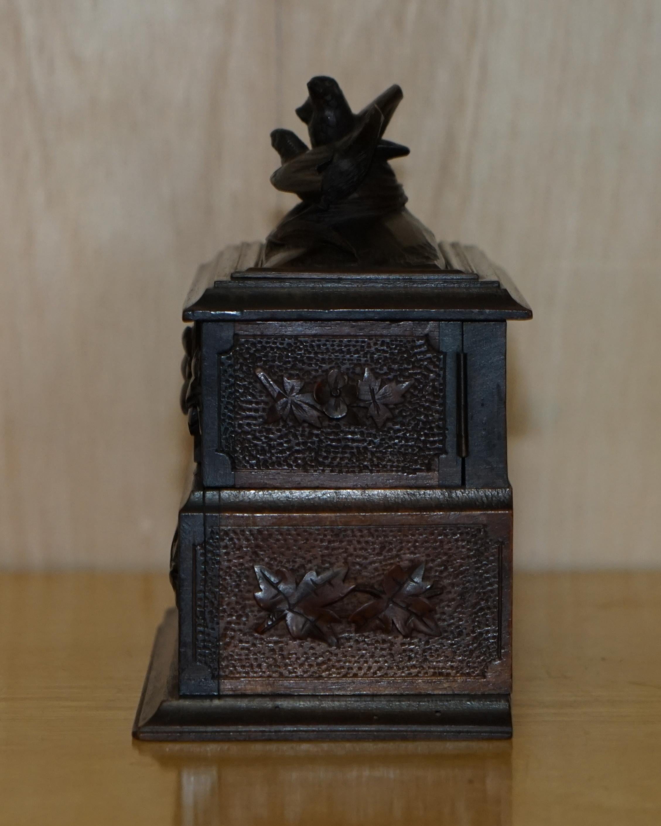 Boîte à bijoux antique originale en bois de la Forêt-Noire sculptée à la main en vente 7