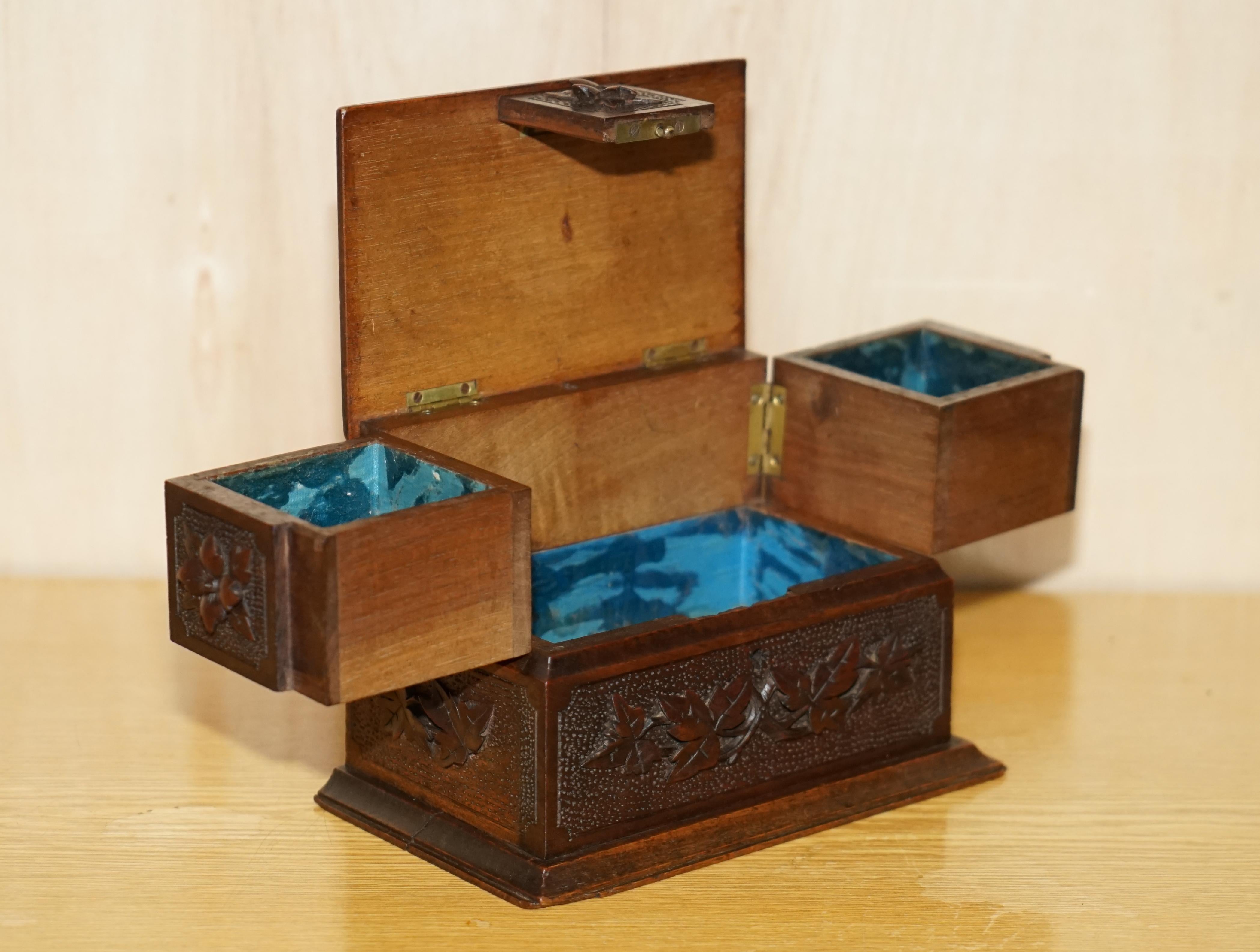 Boîte à bijoux antique originale en bois de la Forêt-Noire sculptée à la main en vente 9