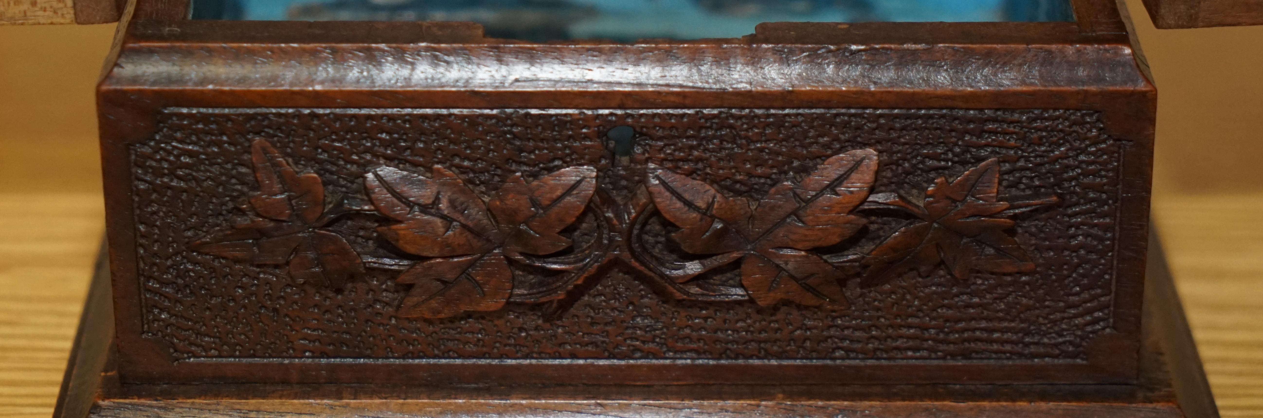 Boîte à bijoux antique originale en bois de la Forêt-Noire sculptée à la main en vente 11