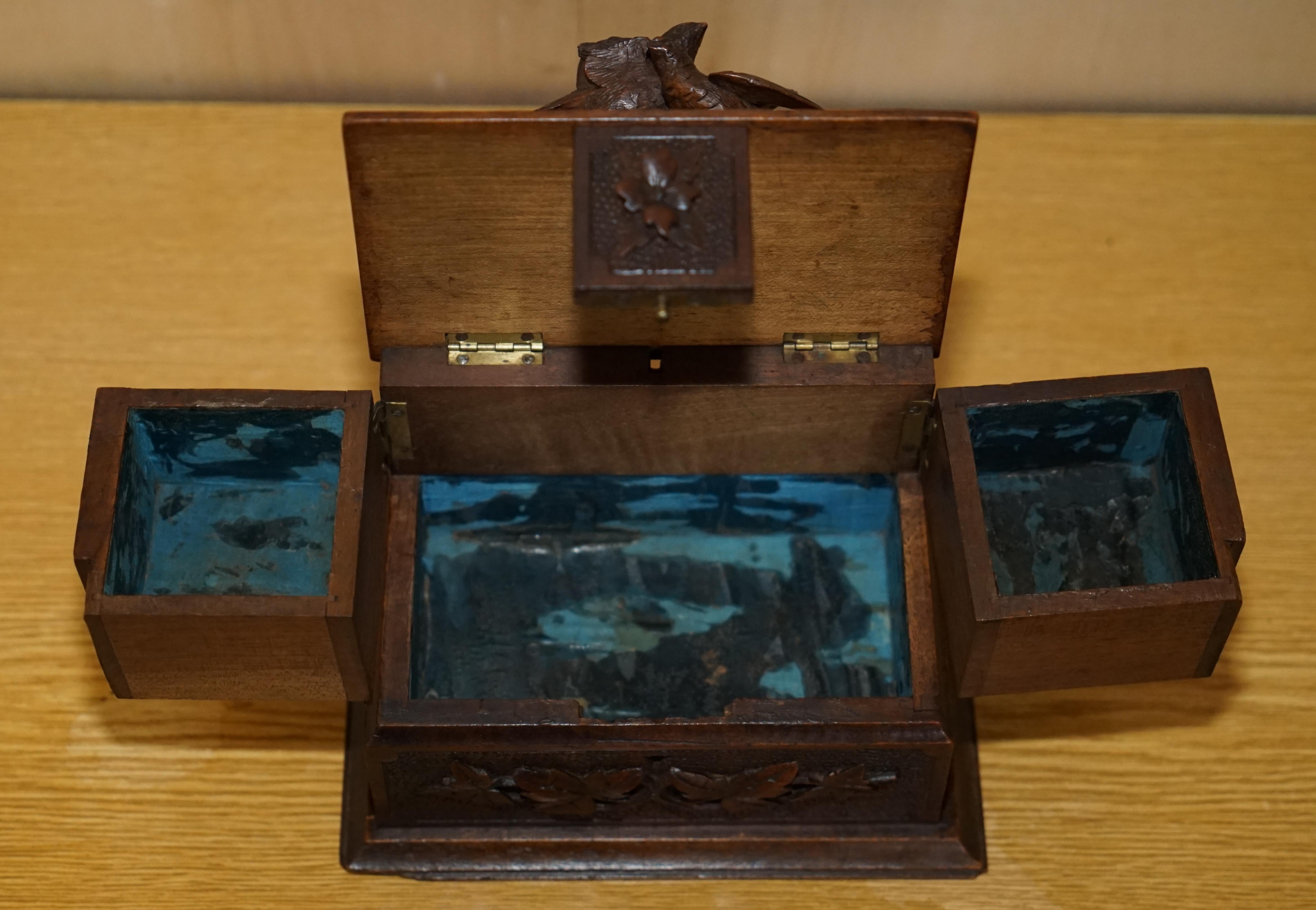 Boîte à bijoux antique originale en bois de la Forêt-Noire sculptée à la main en vente 12