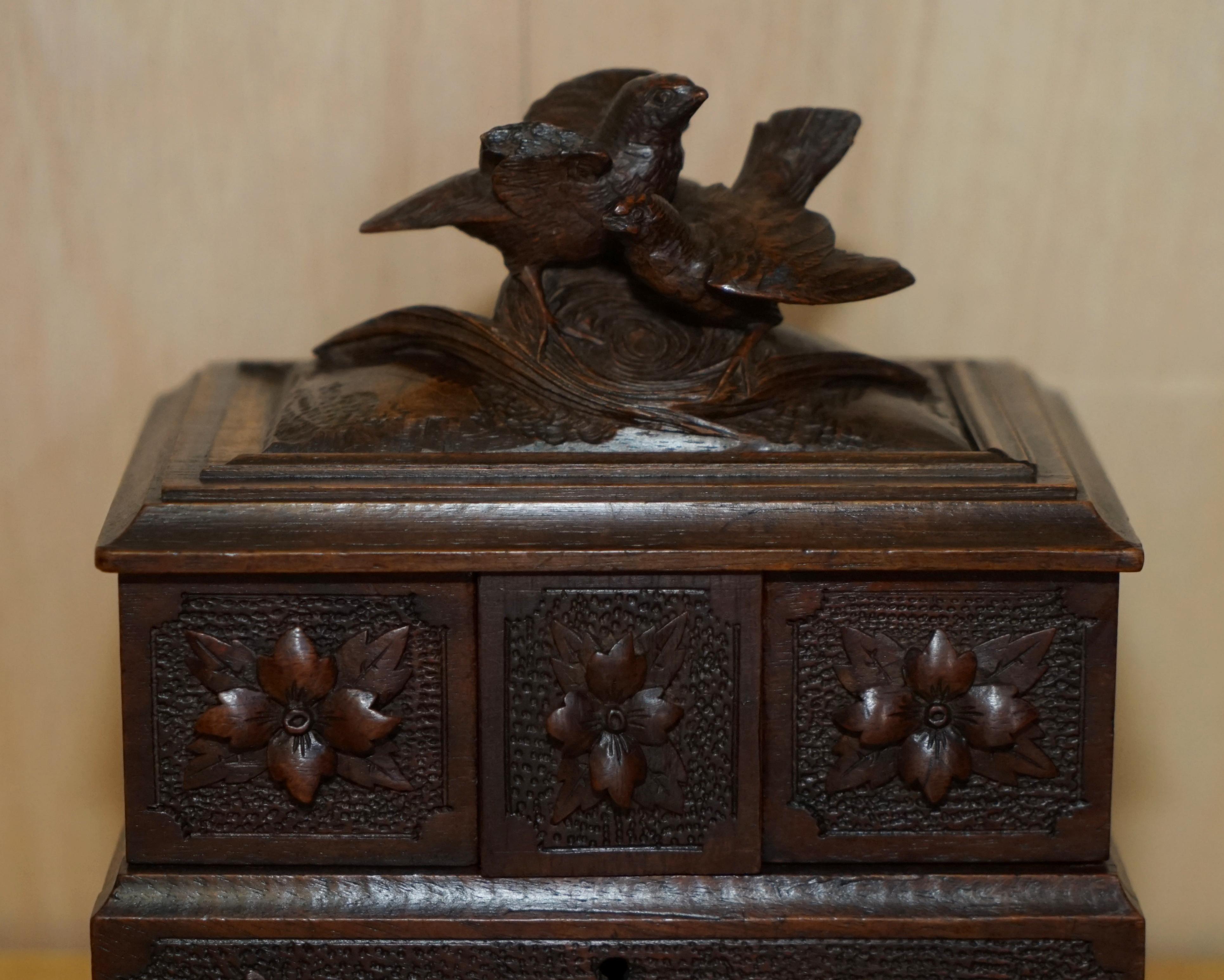 Suisse Boîte à bijoux antique originale en bois de la Forêt-Noire sculptée à la main en vente