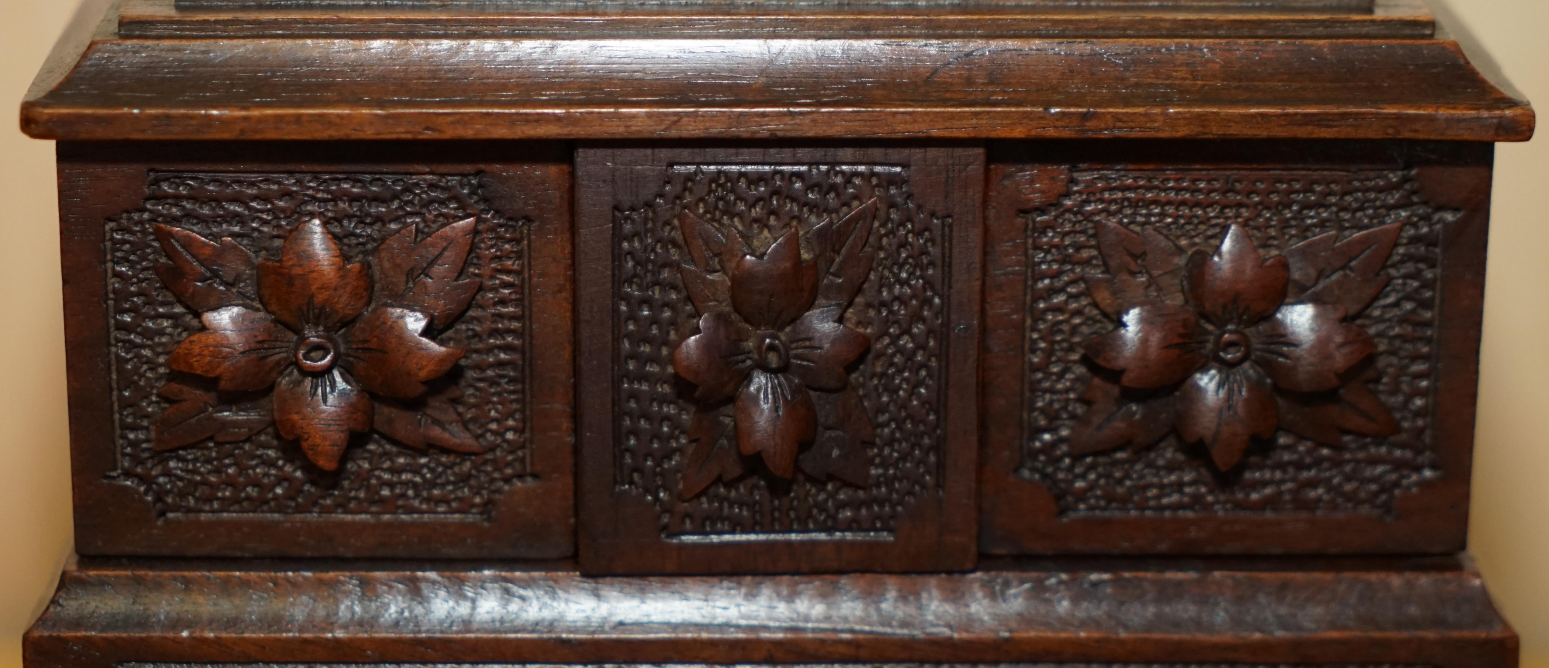 Boîte à bijoux antique originale en bois de la Forêt-Noire sculptée à la main en vente 1