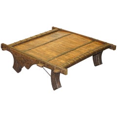 Superbe table basse ancienne tibétaine originale reliée en bois et métal de récupération