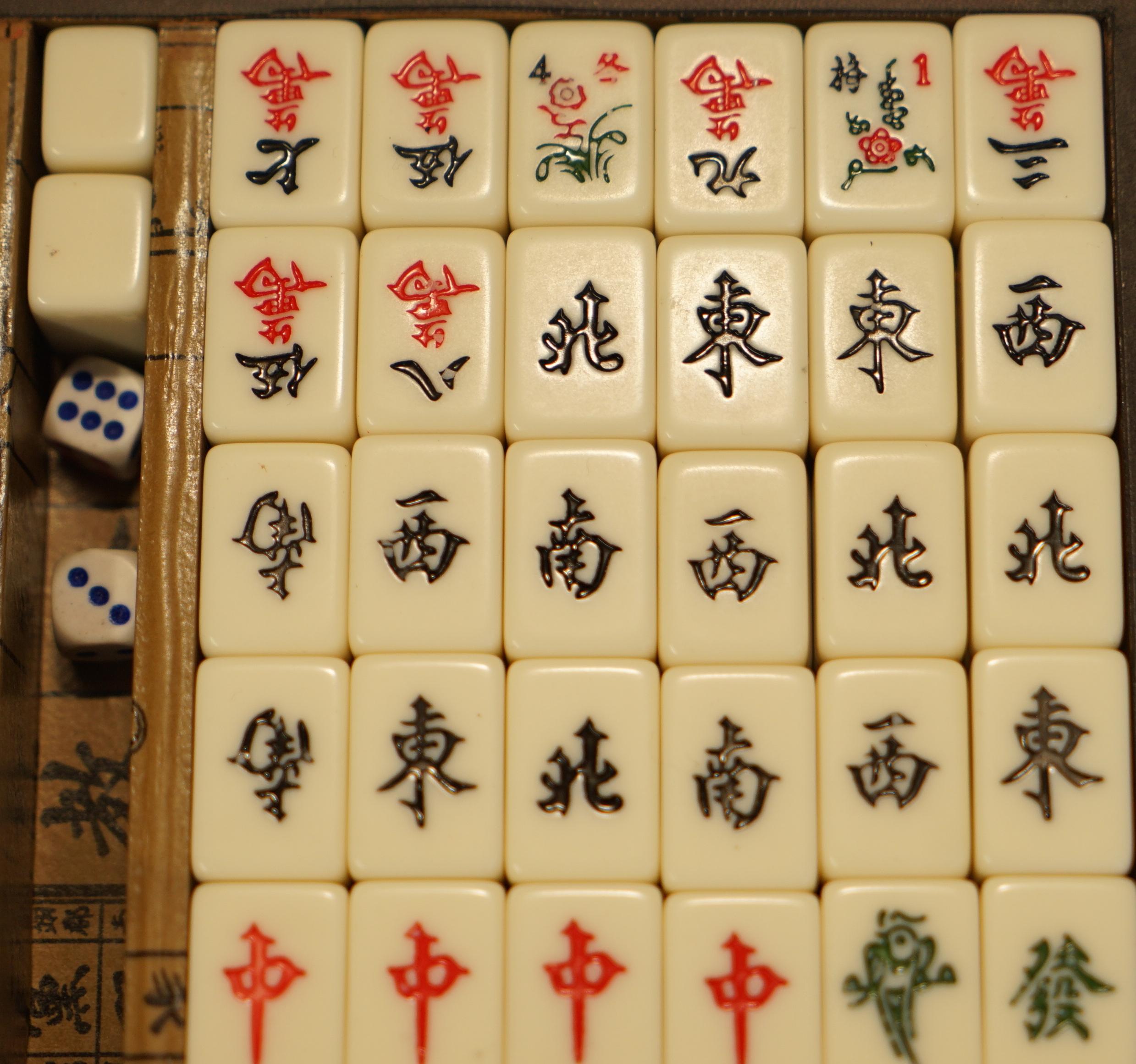 STUNNING ORIGINAL CHINESE CIRCA 1950's MAHJONG SET INCLUDING DICE 7