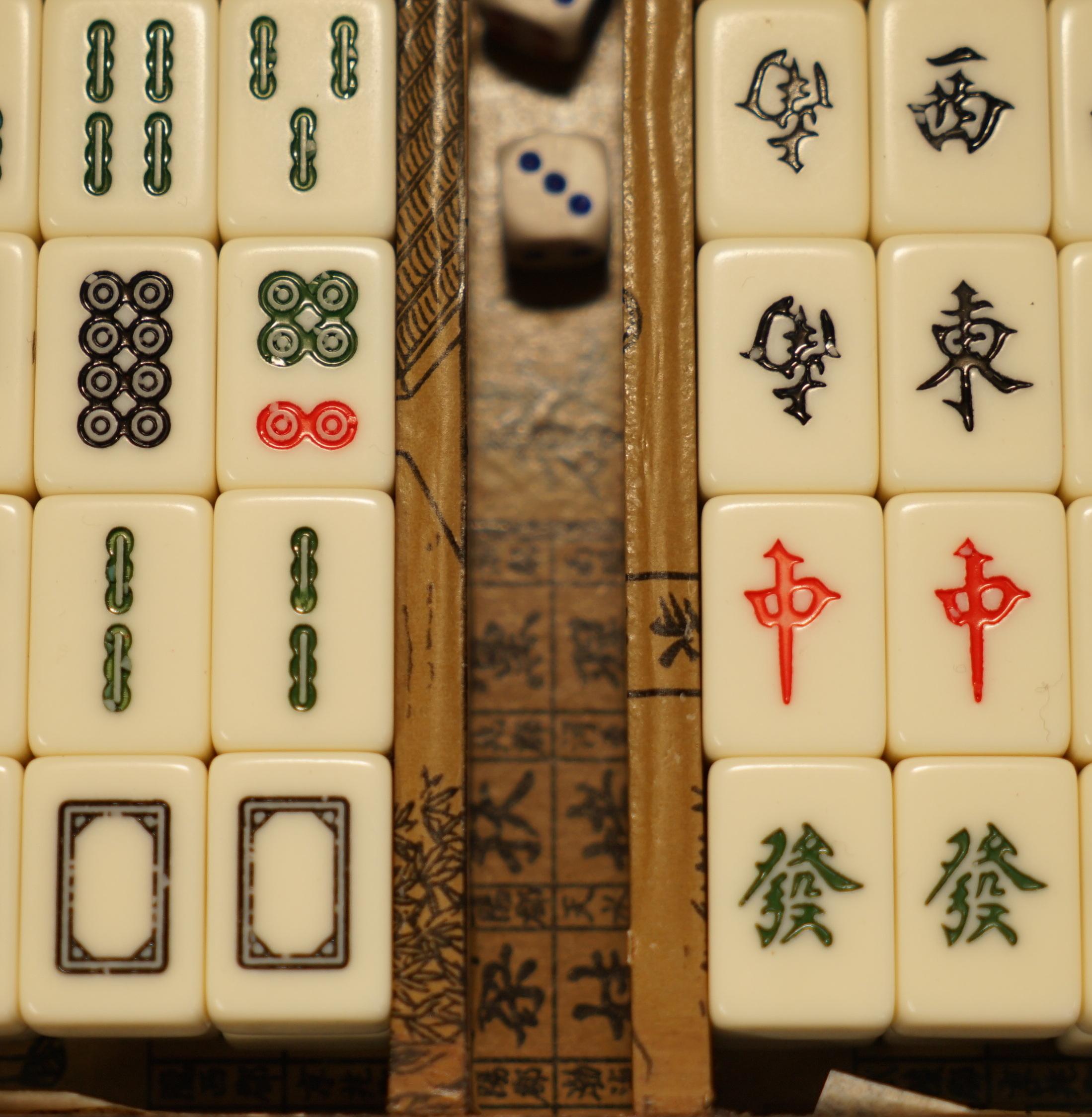 STUNNING ORIGINAL CHINESE CIRCA 1950's MAHJONG SET INCLUDING DICE 9