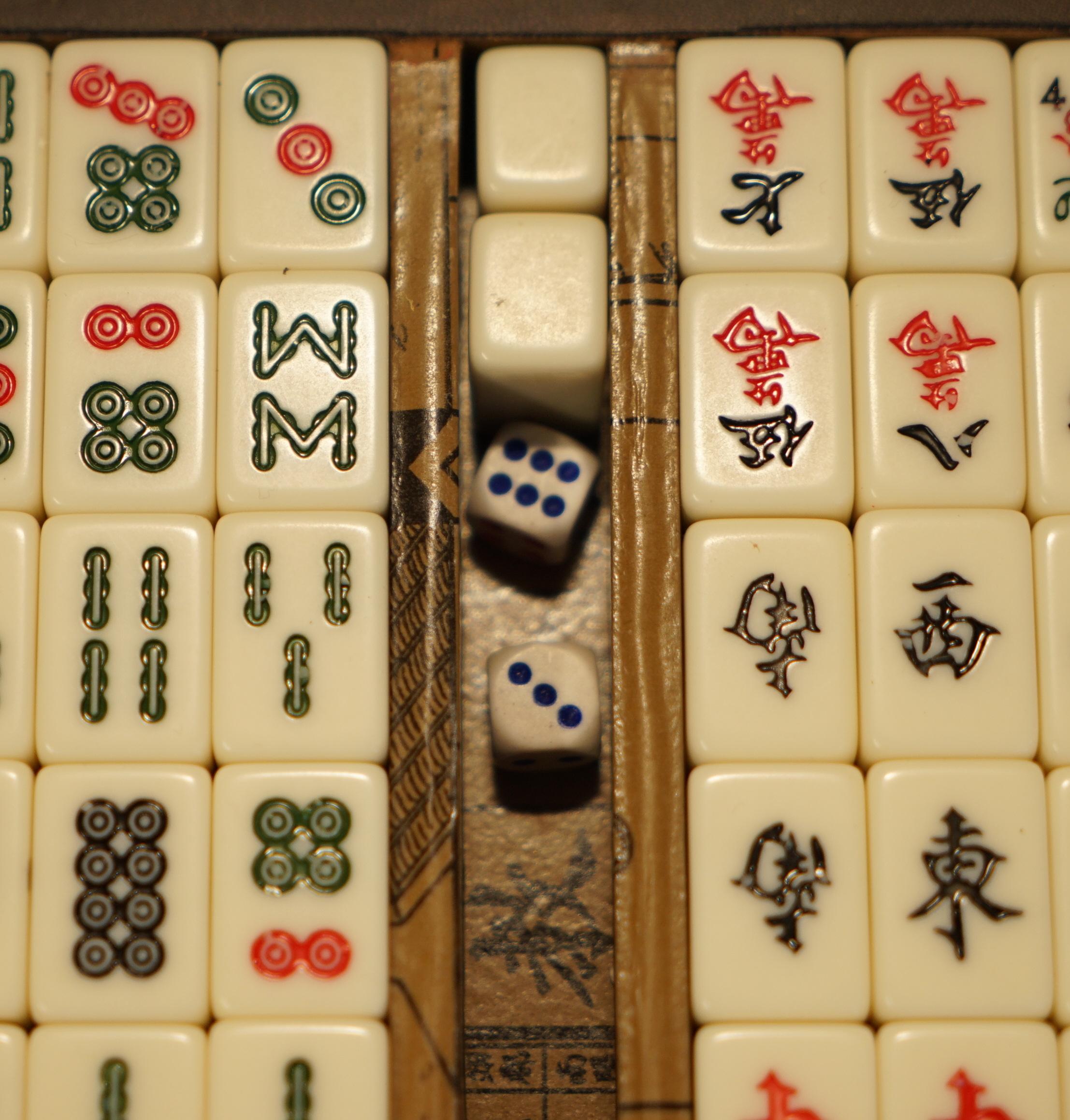 STUNNING ORIGINAL CHINESE CIRCA 1950's MAHJONG SET INCLUDING DICE 9
