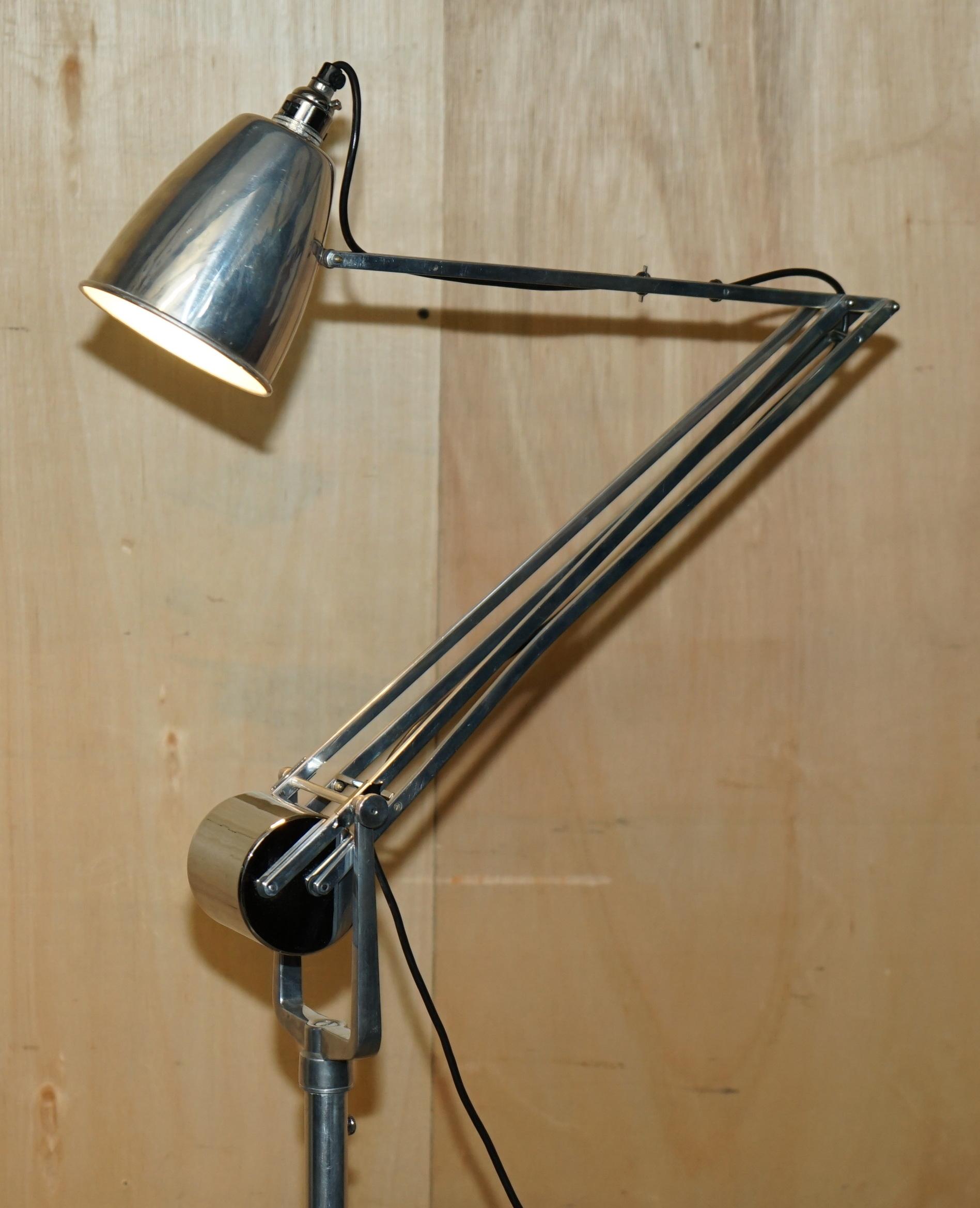 Royal House Antiques

The House Antiques a le plaisir d'offrir à la vente ce magnifique lampadaire chromé Hadrill & Horstmann à contrepoids avec roues, datant du milieu du siècle dernier, vers les années 1950.

Veuillez noter que les frais de