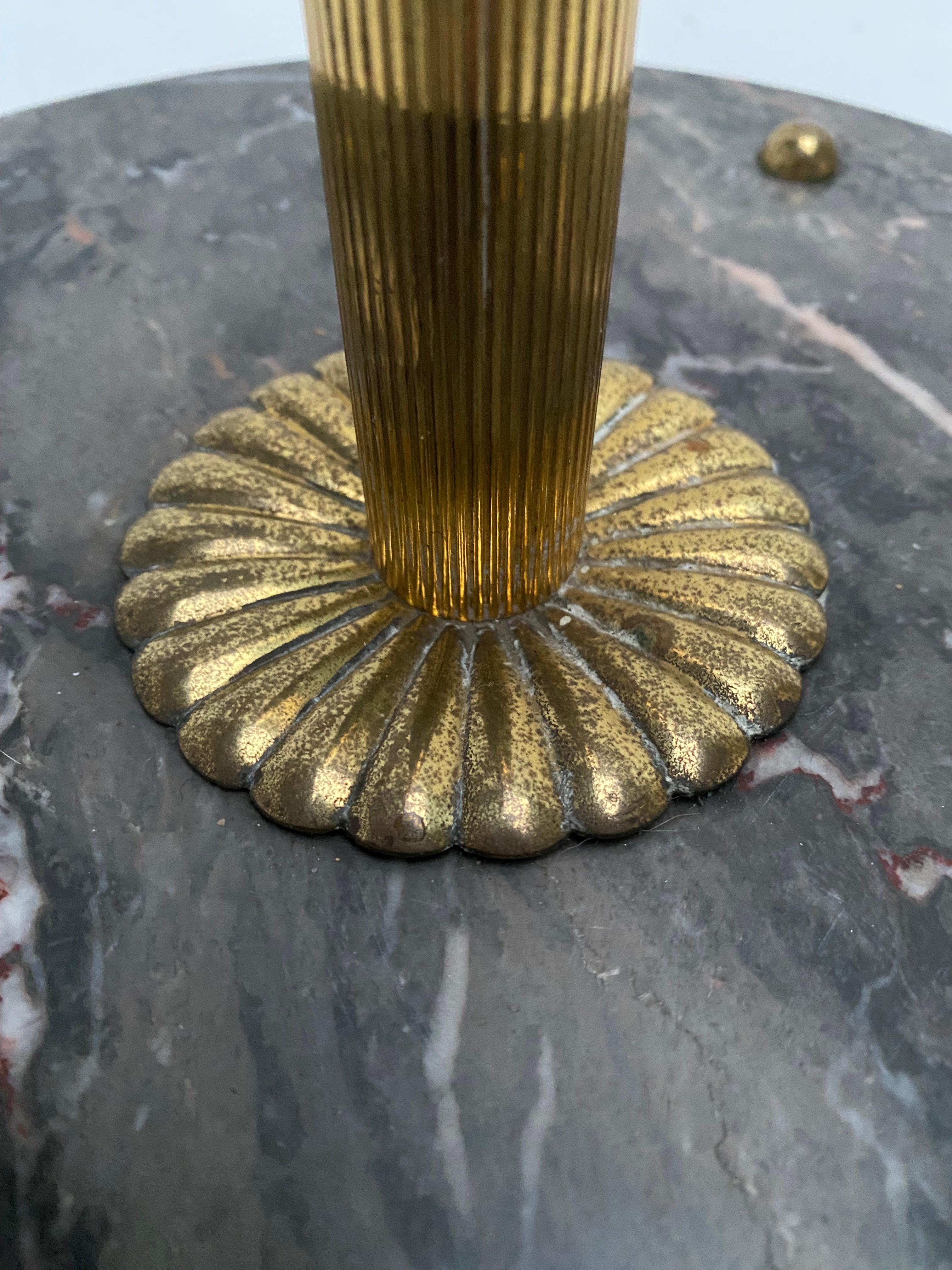 Superbe lampadaire italien original des années 1950 en laiton et base en marbre noir et rose en vente 8